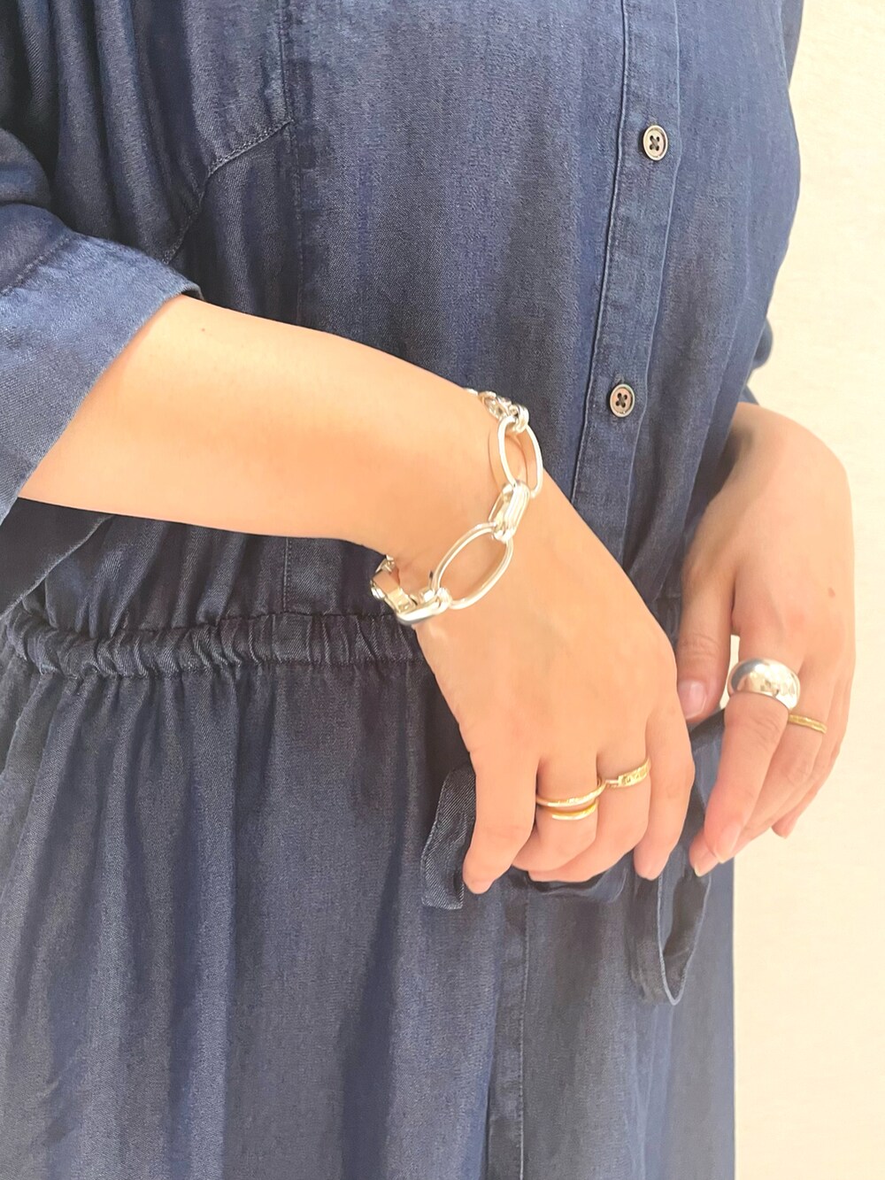 「休日スタイル、ワンピース、ロングワンピース、デニム、春、birkenstock、サンダル、カジュアルコーデ、オトナ女子、シャツワンピ」｜「URBAN RESEARCH ROSSO WOMENのデニムワンピース（ワンピース、ブルー系）」を使った、MINAMIさん（レディース・158cm）の春コーディネートの3枚目の写真