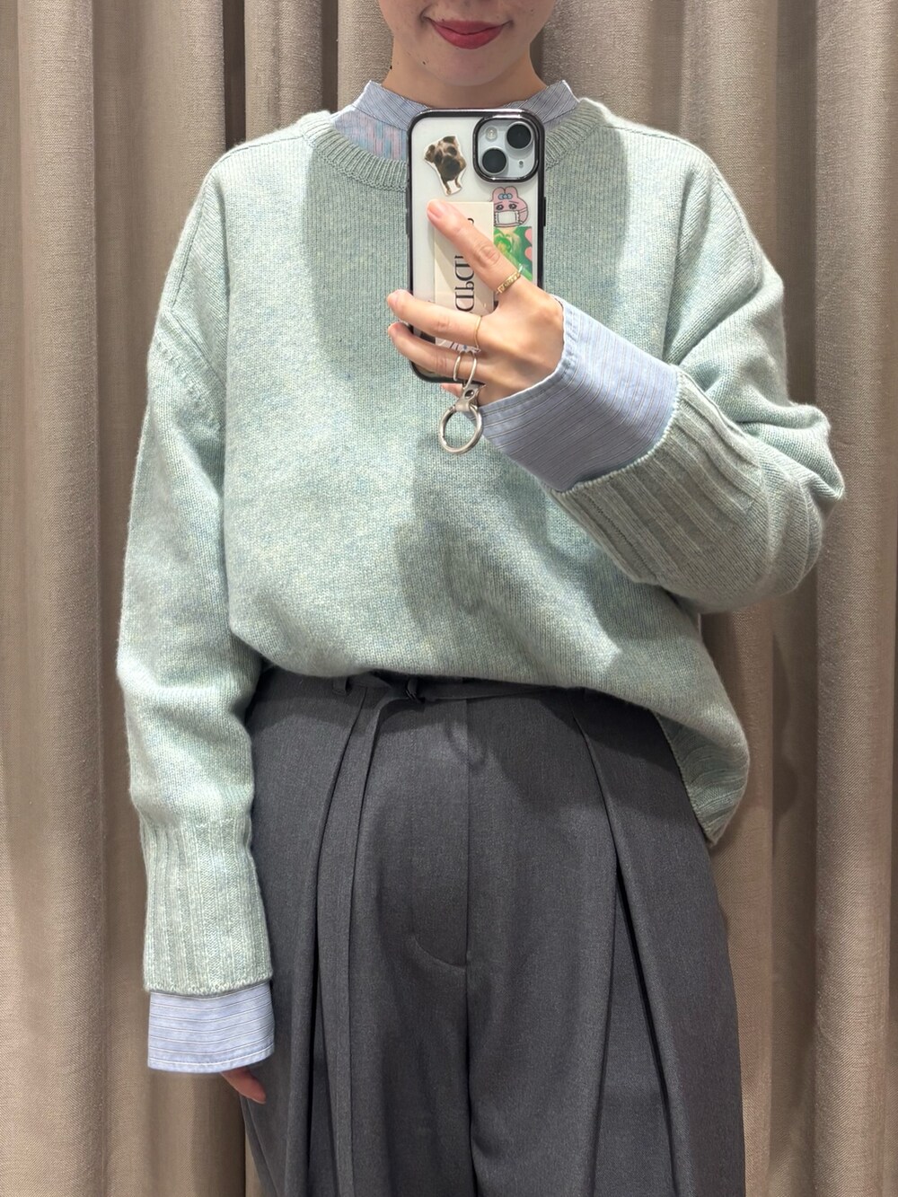 「最近のいい感じコーデ、ニット、きれいめカジュアル、メガネ女子、ブルべ夏、ニットコーデ」｜「URBAN RESEARCHのHAMILTON WOOL クルーネックニット（ニット/セーター、ブルー系）」を使った、MINAMIさん（レディース・158cm）の冬コーディネートの3枚目の写真