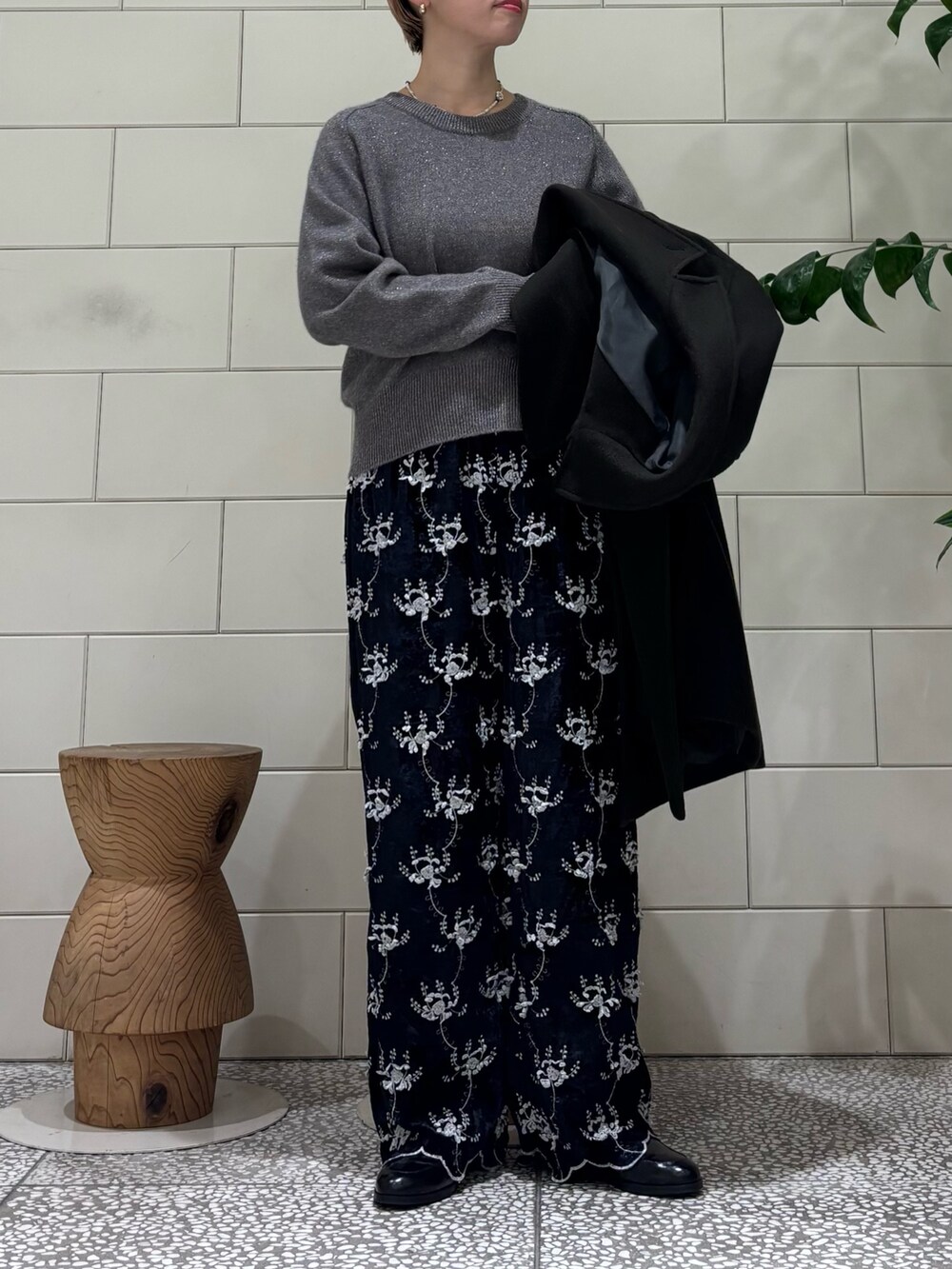 「冬コーデ、クリスマスに着たい服、マイベストコーデ2024、モノトーン、ニット、冬アウター」｜「URBAN RESEARCHのFox混クルーネックラメニットプルオーバー（ニット/セーター、グレー系）」を使った、MINAMIさん（レディース・158cm）の冬コーディネートの3枚目の写真