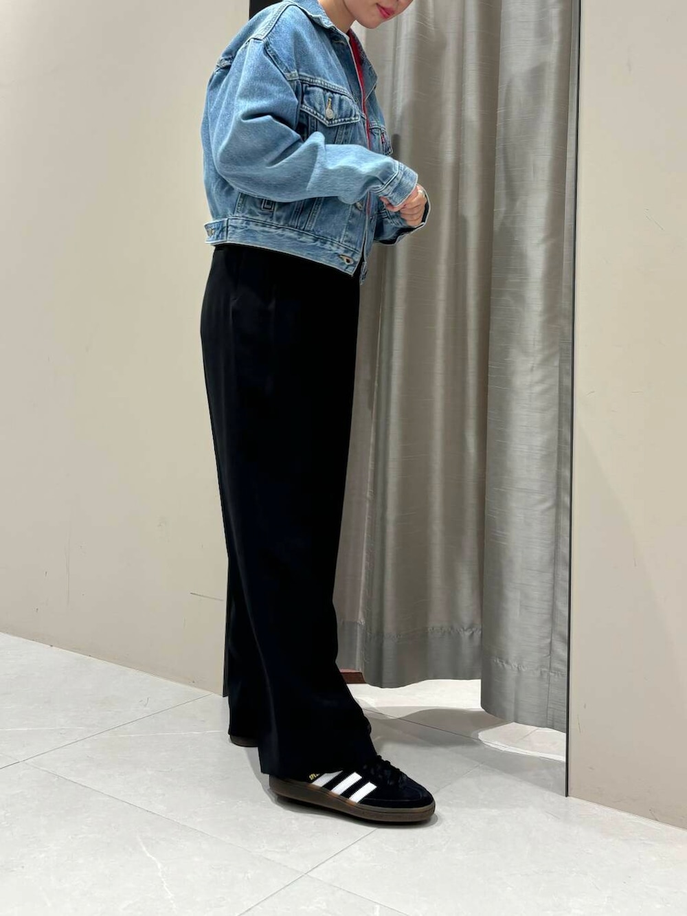 「カジュアルコーデ、URBANRESEARCH、newarrival、ブルベ夏、骨格ウェーブ、秋のお出かけコーデ、ウェーブ×ブルベ夏、盛夏から晩夏へスイッチコーデ、ウェーブ×カジュアル、ウェーブ×着やせ、即着デニムコーデ、私の推し新作アイテム、先取り秋カラーコーデ、私のnewデニムスタイル、初秋の羽織りものコーデ」｜「adidasのadidas　HANDBALL SPEZIAL（スニーカー、ブラック系）」を使った、MINAMIさん（レディース・158cm）の夏コーディネートの2枚目の写真