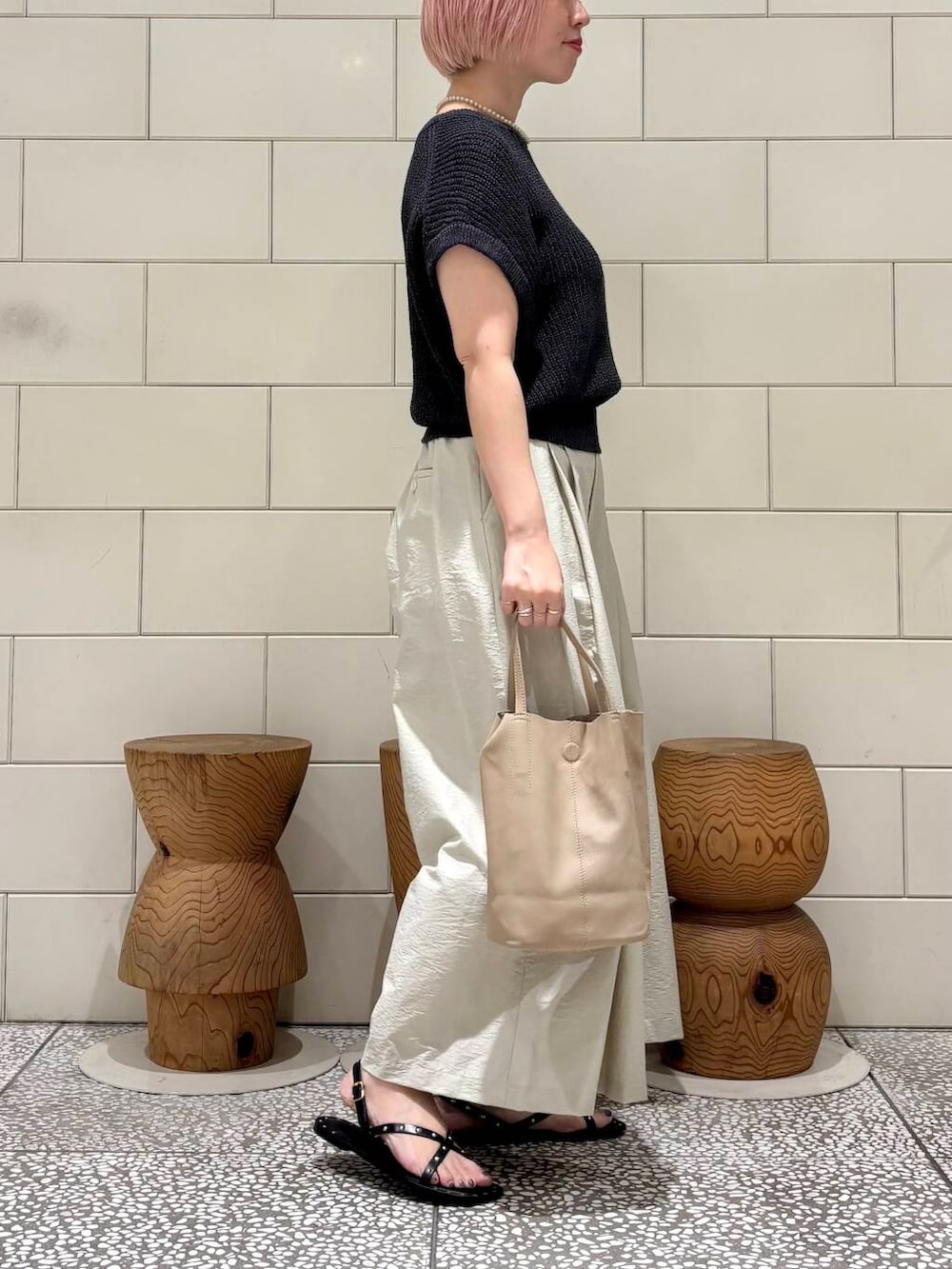 「大人カジュアル、きれいめカジュアル、URBANRESEARCH、シンプルコーデ、サンダル、newarrival、サンダルコーデ、お出かけコーデ、骨格ウェーブ、ウェーブ×ブルベ夏、夏の涼しげパンツコーデ」｜「CORSO ROMA，9のCORSO ROMA, 9　STUDS SANDAL（サンダル、ブラック系）」を使った、MINAMIさん（レディース・158cm）の夏コーディネートの4枚目の写真