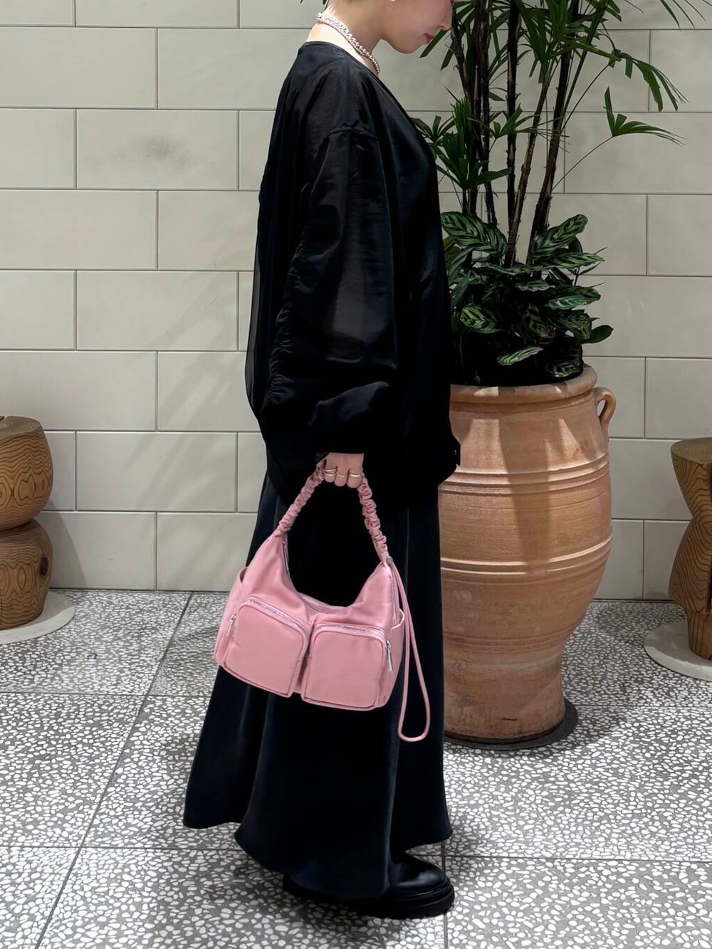 「大人カジュアル、デートコーデ、URBANRESEARCH、newarrival、骨格ウェーブ、ウェーブ×ブルベ夏、私のイチ推しブランド、春のジャケットスタイル、スタッフが狙う春の新作」｜「RODE SKOのhun RODE SKO　Gather pocket（ショルダーバッグ、レッド系）」を使った、MINAMIさん（レディース・158cm）の冬コーディネートの3枚目の写真