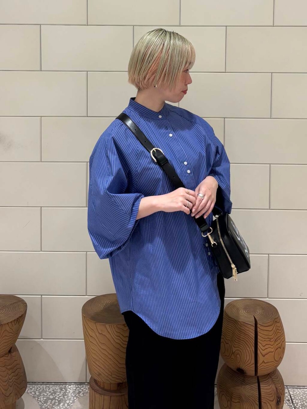 ブラック系のその他パンツ、ブラック系のショルダーバッグ、ブルー系のシャツ/ブラウスを着用したレディースの春コーディネートの5枚目の写真