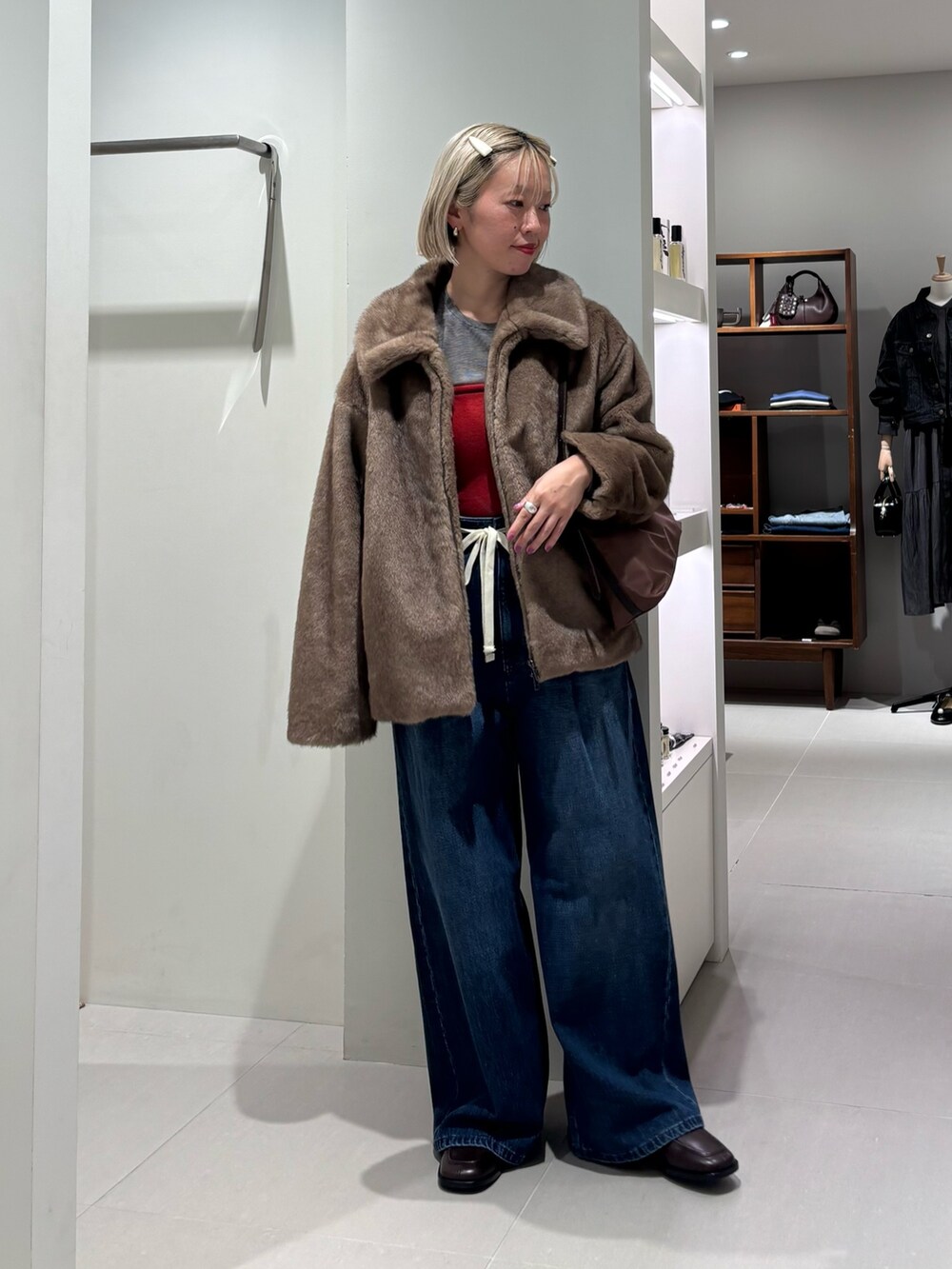 ブラック系のTシャツ/カットソー、ベージュ系のブルゾン、ブラウン系のその他トップスを着用したレディースの秋コーディネートの2枚目の写真