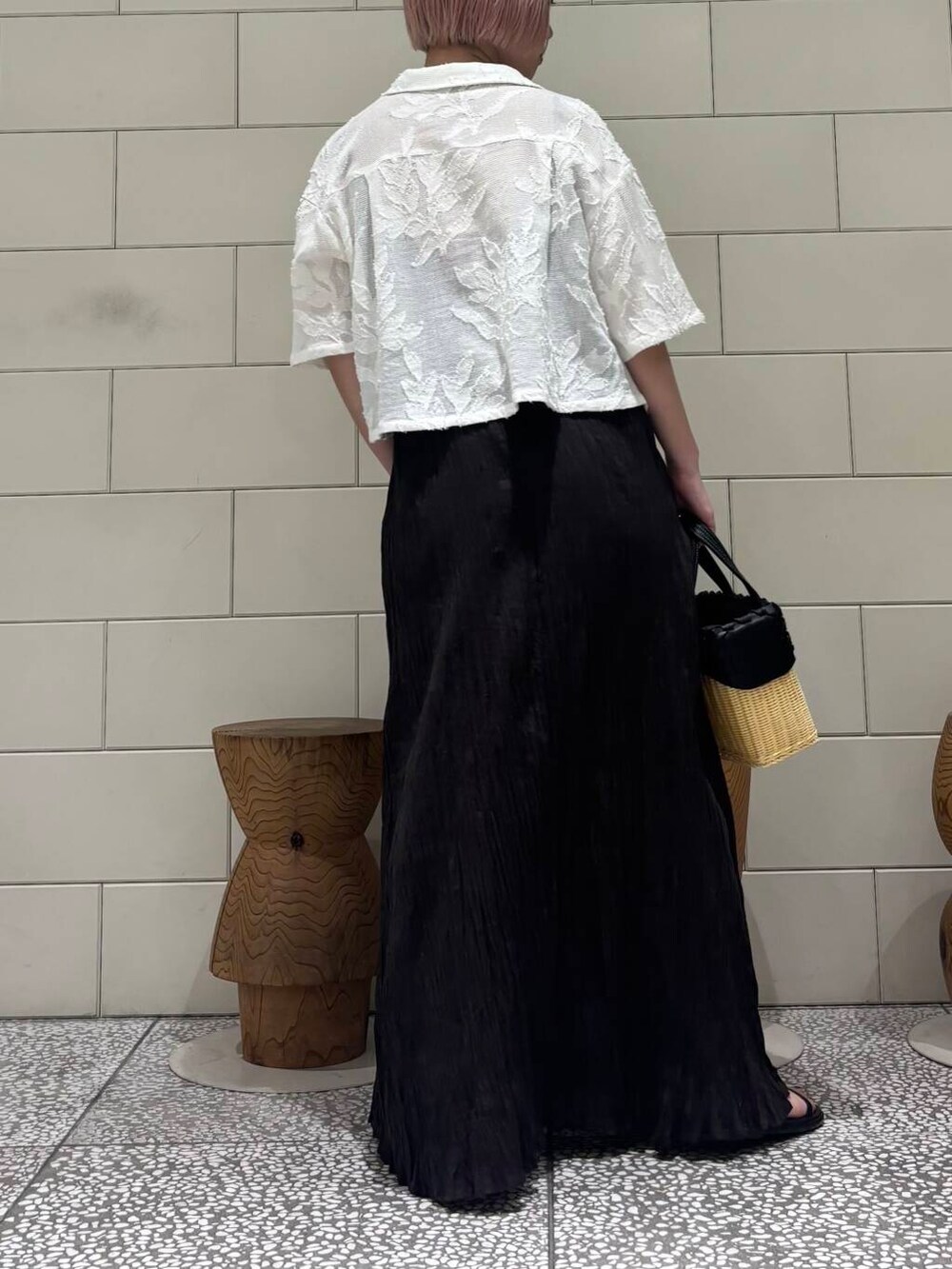 ブラック系のワンピース、ホワイト系のシャツ/ブラウス、ブラック系のサンダルを着用したレディースの春コーディネートの4枚目の写真