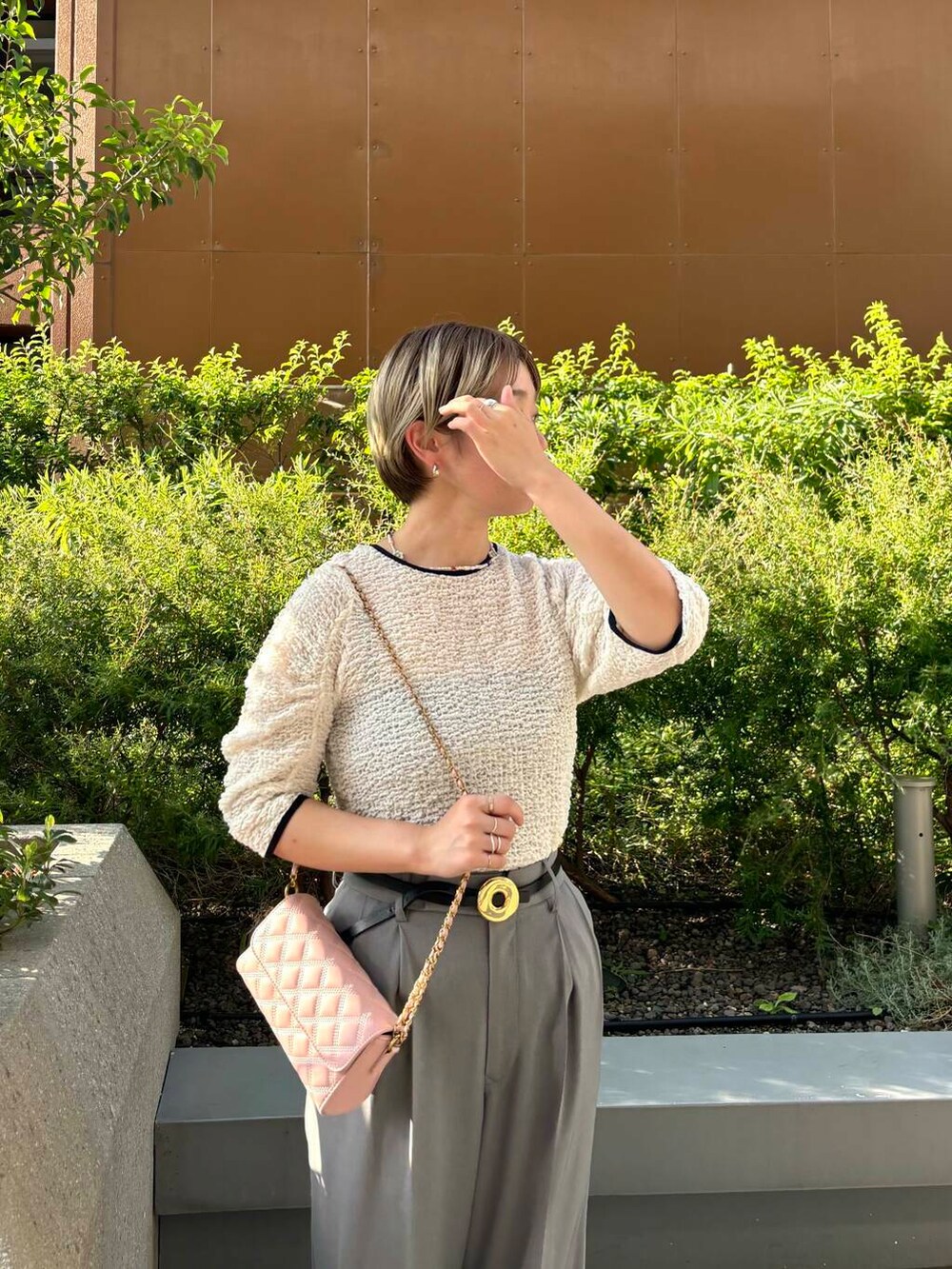 ホワイト系のその他シューズ、グレー系のその他パンツ、ホワイト系のTシャツ/カットソーを着用したレディースの夏コーディネートの3枚目の写真