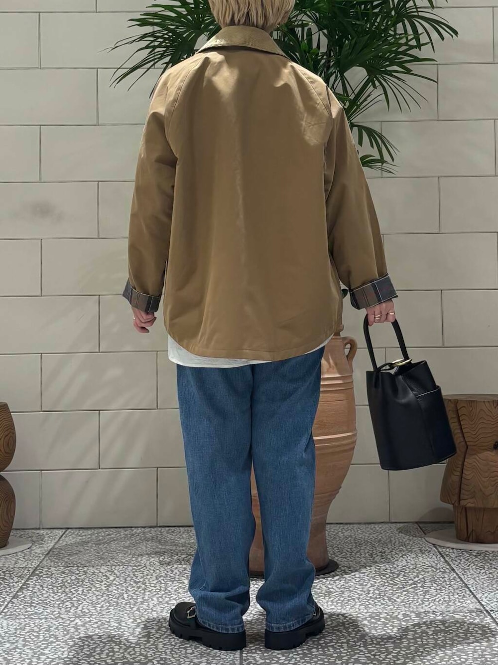 「大人カジュアル、春アウター、newarrival、骨格ウェーブ、今日のコーデ、パンツコーデ、春服みてみて、outfit、Barbour、春、春コーデ、デニム、デニムコーデ」｜「Barbourの『別注』Barbour / URBAN RESEARCH　TRANSPORT（その他アウター、ベージュ系）」を使った、MINAMIさん（レディース・158cm）の冬コーディネートの5枚目の写真