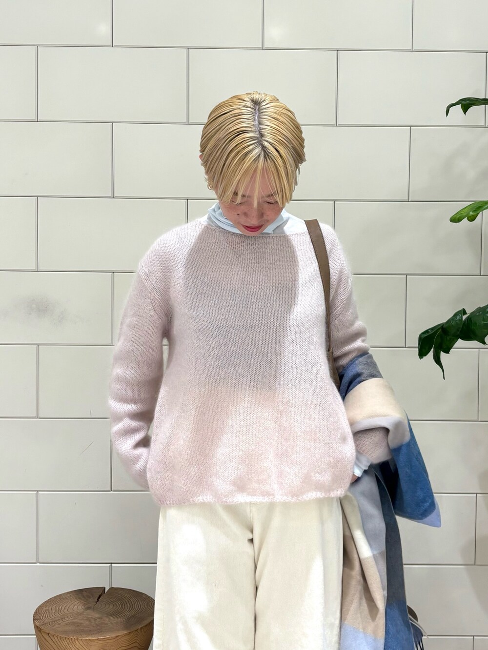 「秋コーデ、コーデュロイ、淡色コーデ、休日スタイル、大人女子、大人カジュアル」｜「URBAN RESEARCHのヘアリールーズニット（ニット/セーター、ピンク系）」を使った、MINAMIさん（レディース・158cm）の秋コーディネートの2枚目の写真