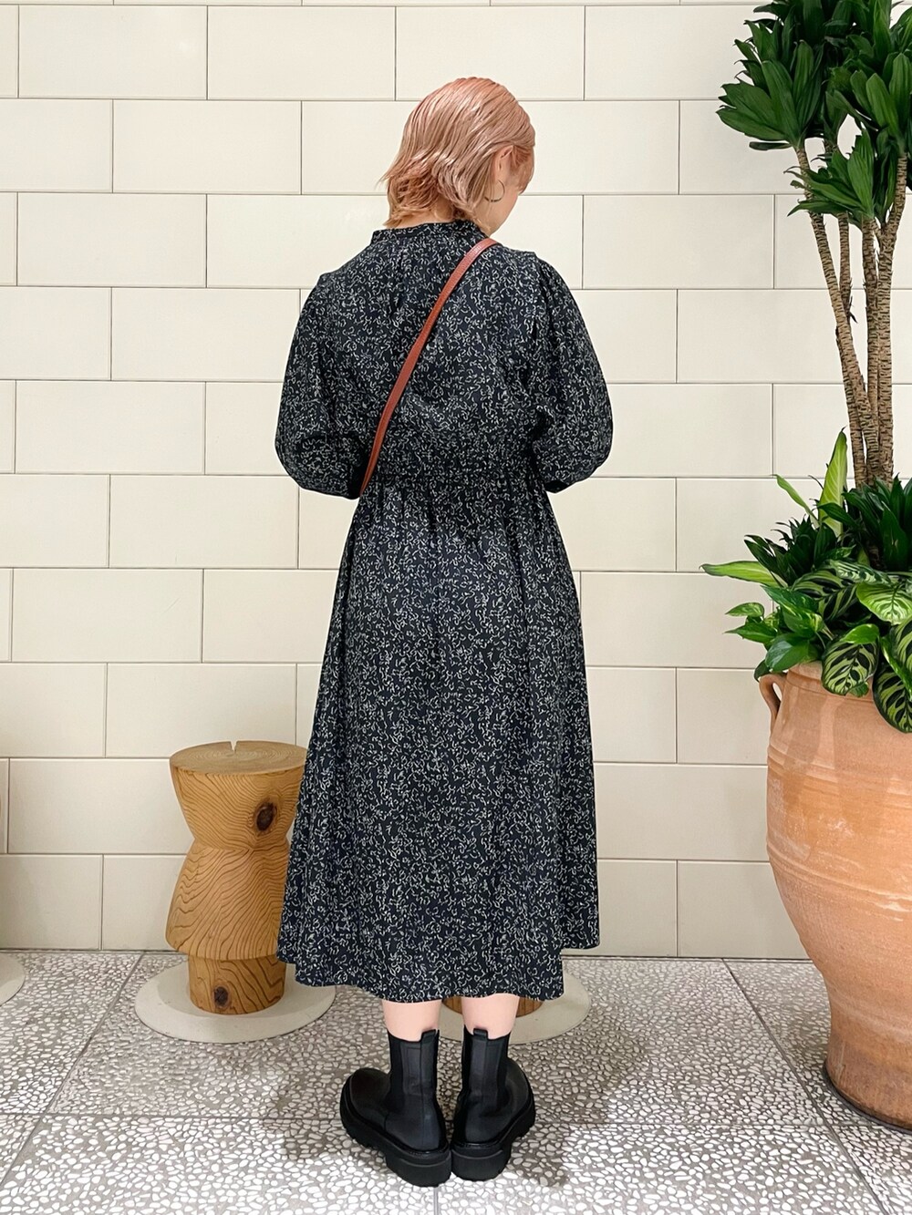 ブラック系のワンピース、ブラウン系のショルダーバッグを着用したレディースの夏コーディネートの3枚目の写真