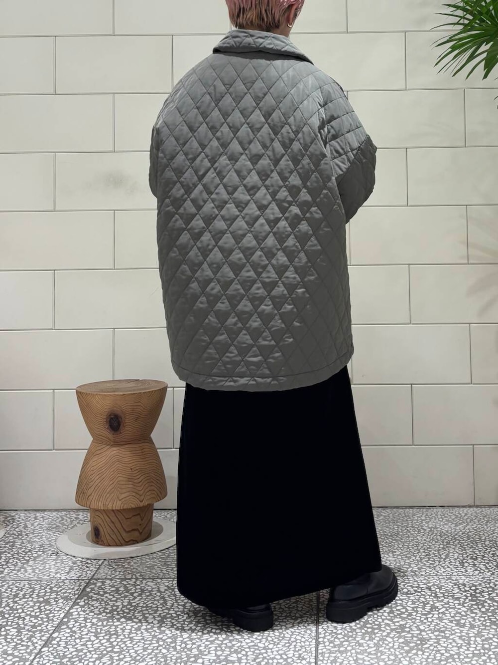 ブラック系のボストンバッグ、レッド系のニット/セーター、ブラック系のスカートを着用したレディースの冬コーディネートの3枚目の写真