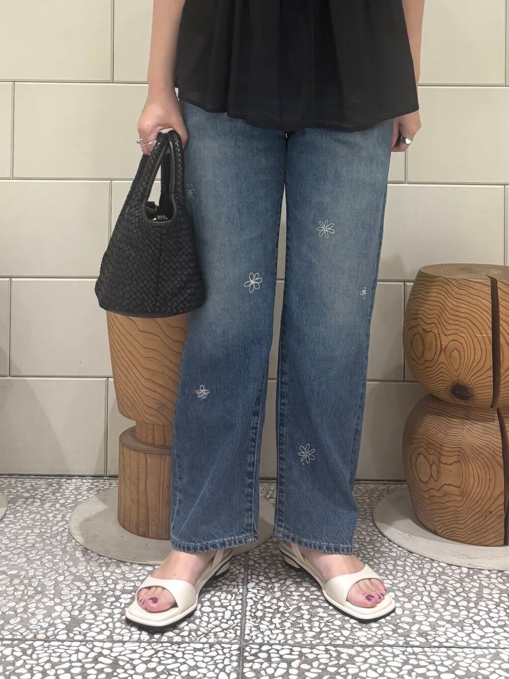 「大人カジュアル、デニム、URBANRESEARCH、シンプルコーデ、サンダル、パンツスタイル、newarrival、休日スタイル、シアートップス、お出かけコーデ、骨格ウェーブ、ウェーブ×ブルベ夏、ここでしか手に入らない別注アイテム、私の推しデニムスタイル」｜「URBAN RESEARCHのdecor『デコール』　Hematite Pearl Choker（ネックレス、シルバー系）」を使った、MINAMIさん（レディース・158cm）の春コーディネートの4枚目の写真