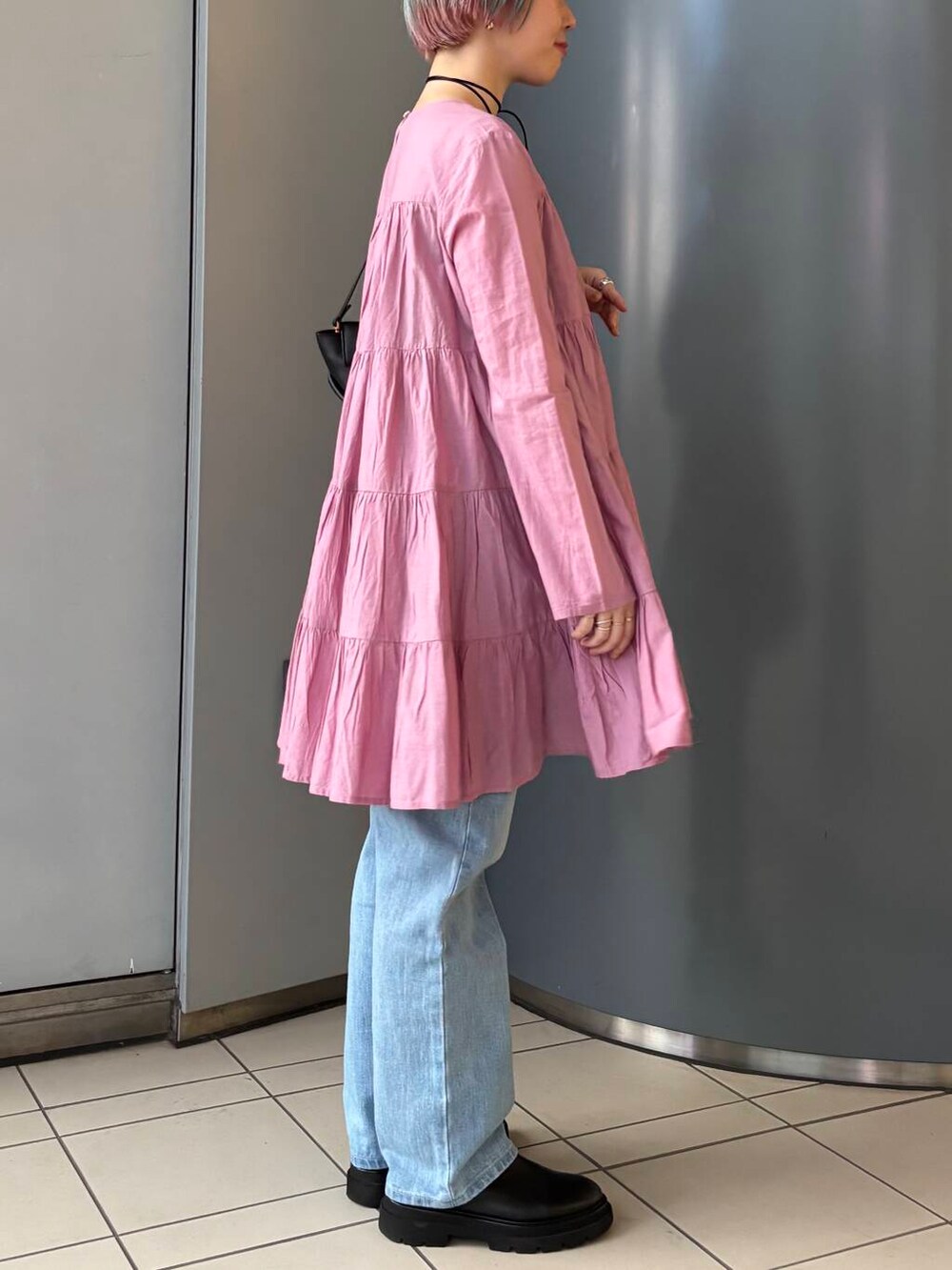 「大人カジュアル、デニム、きれいめカジュアル、URBANRESEARCH、春コーデ、春色、パンツスタイル、newarrival、休日スタイル、骨格ウェーブ、春カラーコーデ、ウェーブ×ブルベ夏、ここでしか手に入らない別注アイテム、過ごしやすい」｜「CHIGNONのCHIGNON　トップ&コードチョーカー（ネックレス、ゴールド系）」を使った、MINAMIさん（レディース・158cm）の春コーディネートの2枚目の写真