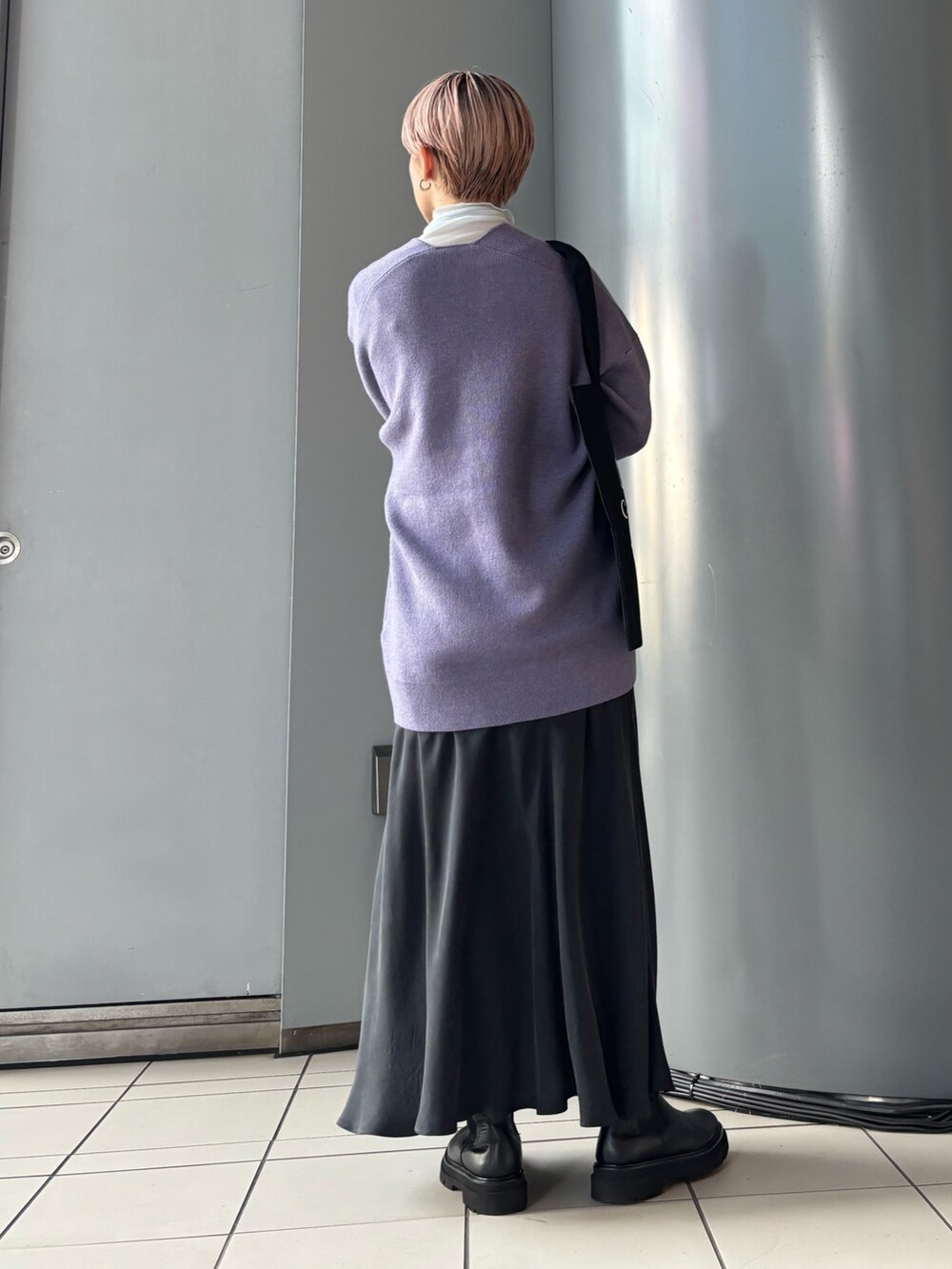 「タートルネック、最近のいい感じコーデ、お出かけコーデ、ニット、ロングスカート」｜「LAATOのslit neck knit po（ニット/セーター、パープル系）」を使った、MINAMIさん（レディース・158cm）の冬コーディネートの2枚目の写真
