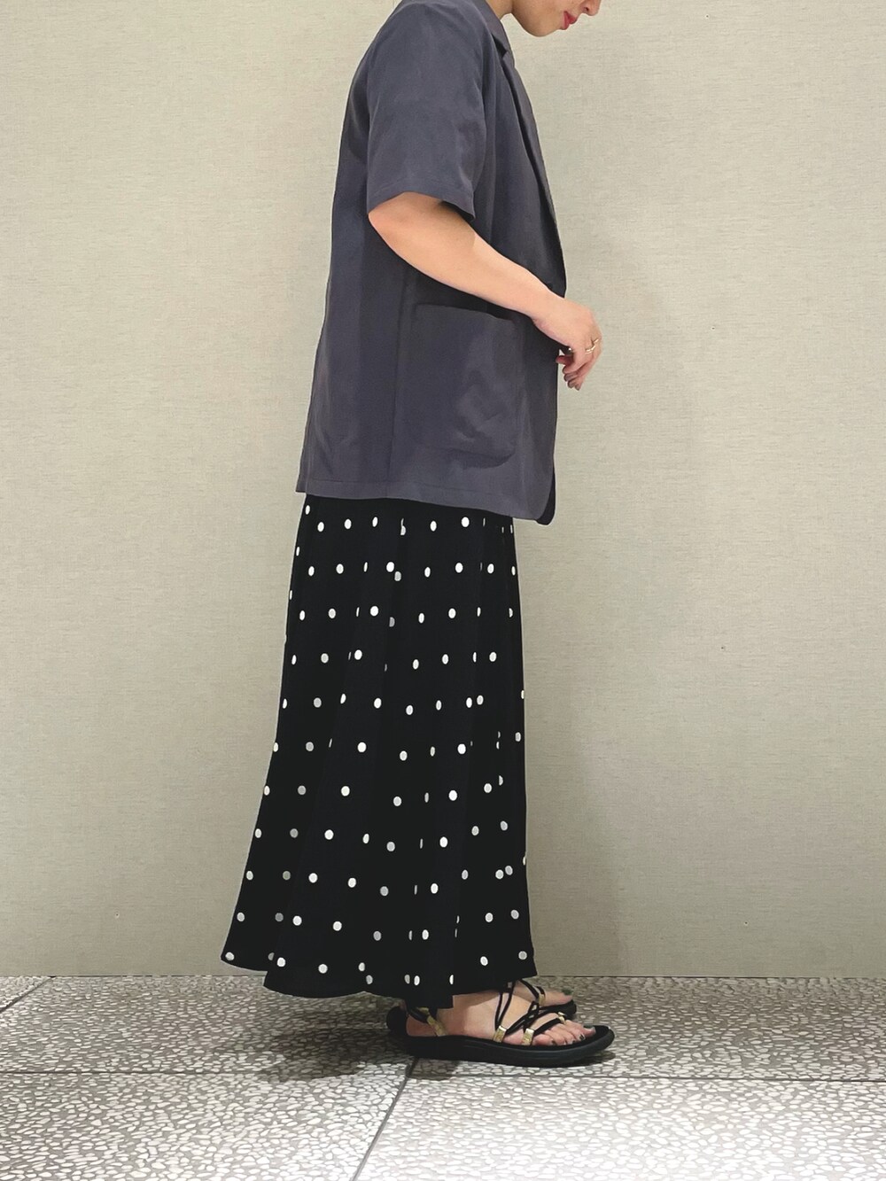 「ごきげんウィーク、休日スタイル、ラクチンコーデ、春夏コーデ、ジャケット、スカート、ドット、ロングスカート、Tシャツ」｜「MARIA BLACKのアイテム（ピアス（両耳用）、シルバー系）」を使った、MINAMIさん（レディース・158cm）の春コーディネートの2枚目の写真