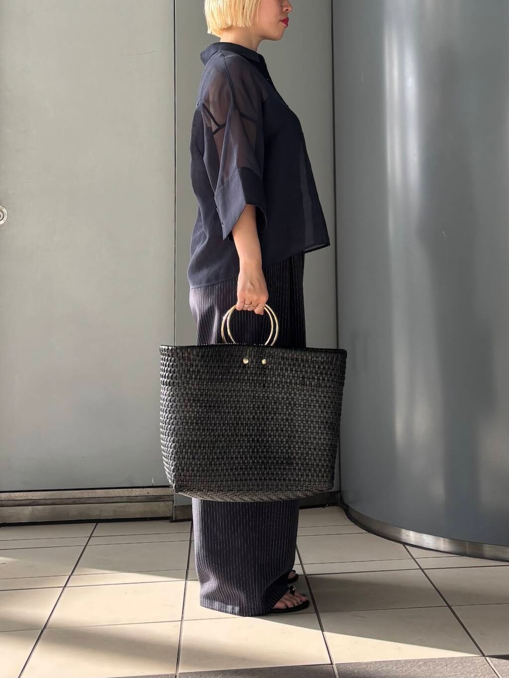 「大人カジュアル、イージーパンツ、URBANRESEARCH、シンプルコーデ、newarrival、柄物、骨格ウェーブ、ウェーブ×ブルベ夏、シャツが主役の夏コーデ、私が選ぶセールアイテム25ss、夏ルックで気分アップ」｜「NICOLAS LAINASの『別注』NICOLAS LAINAS×URBAN RESEARCH　リングサンダル（サンダル、ブラック系）」を使った、MINAMIさん（レディース・158cm）の夏コーディネートの3枚目の写真