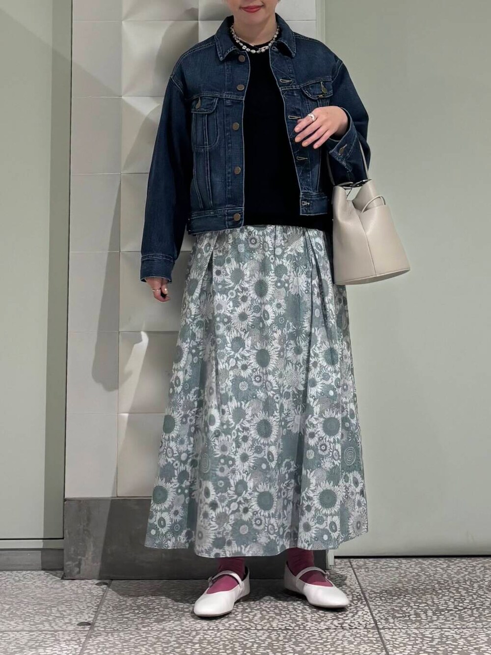「大人カジュアル、URBANRESEARCH、newarrival、骨格ウェーブ、ウェーブ×ブルベ夏、ここでしか手に入らない別注アイテム、私の推しデニムスタイル」｜「かぐれのリバティプリントスカート（スカート、グリーン系）」を使った、MINAMIさん（レディース・158cm）の冬コーディネートの3枚目の写真
