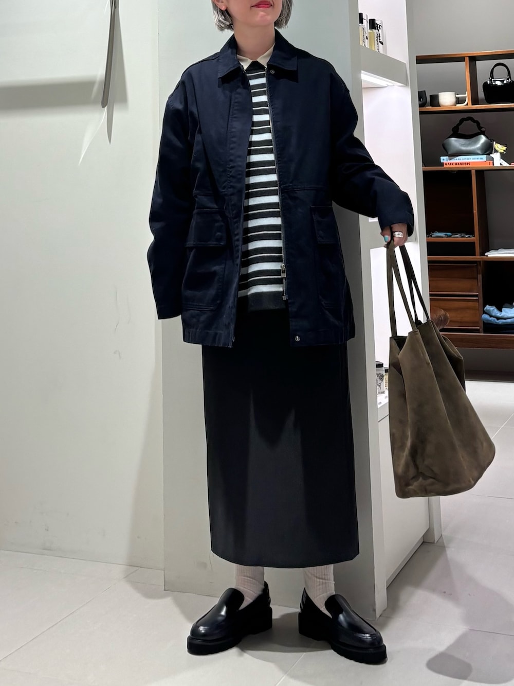 「秋服準備はじめました、スポーツミックス、レイヤードスタイル、ロングスカート、キャップ、小物で作る初秋コーデ、別注アイテム、季節の変わり目羽織コーデ、秋のコーデ、秋カラー、お出かけコーデ、オトナカジュアル」|「URBAN RESEARCHのシアーウールレギュラーカラーシャツ(シャツ/ブラウス、ホワイト系)」を使った、MINAMIさん(レディース・158cm)の秋コーディネートの2枚目の写真
