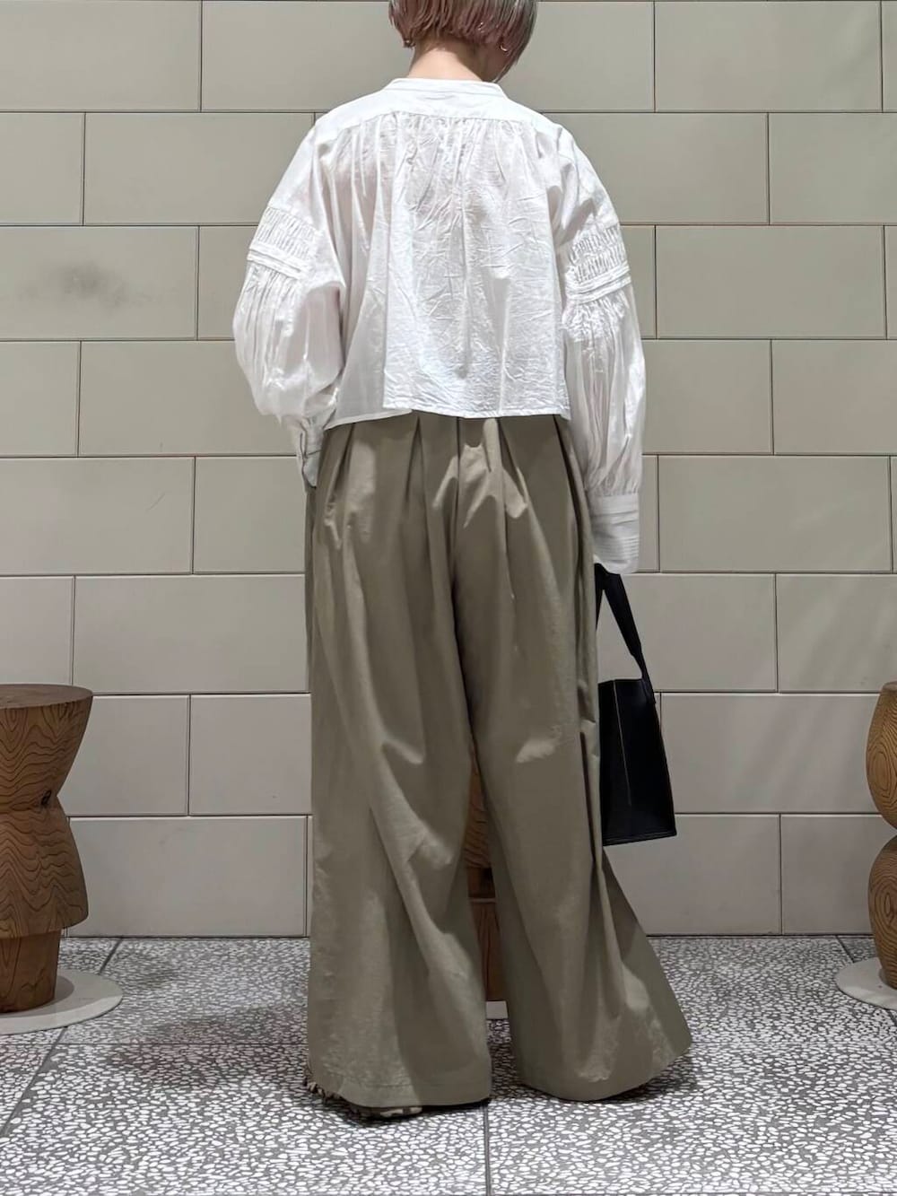「大人カジュアル、ワイドパンツ、URBANRESEARCH、ブラウス、newarrival、休日スタイル、骨格ウェーブ、ウェーブ×ブルベ夏、即戦力ブラウスコーデ、ブラウスが主役の春コーデ」｜「URBAN RESEARCHの『UR TECH』ギャザーワイドパンツ（その他パンツ、ベージュ系）」を使った、MINAMIさん（レディース・158cm）の春コーディネートの4枚目の写真