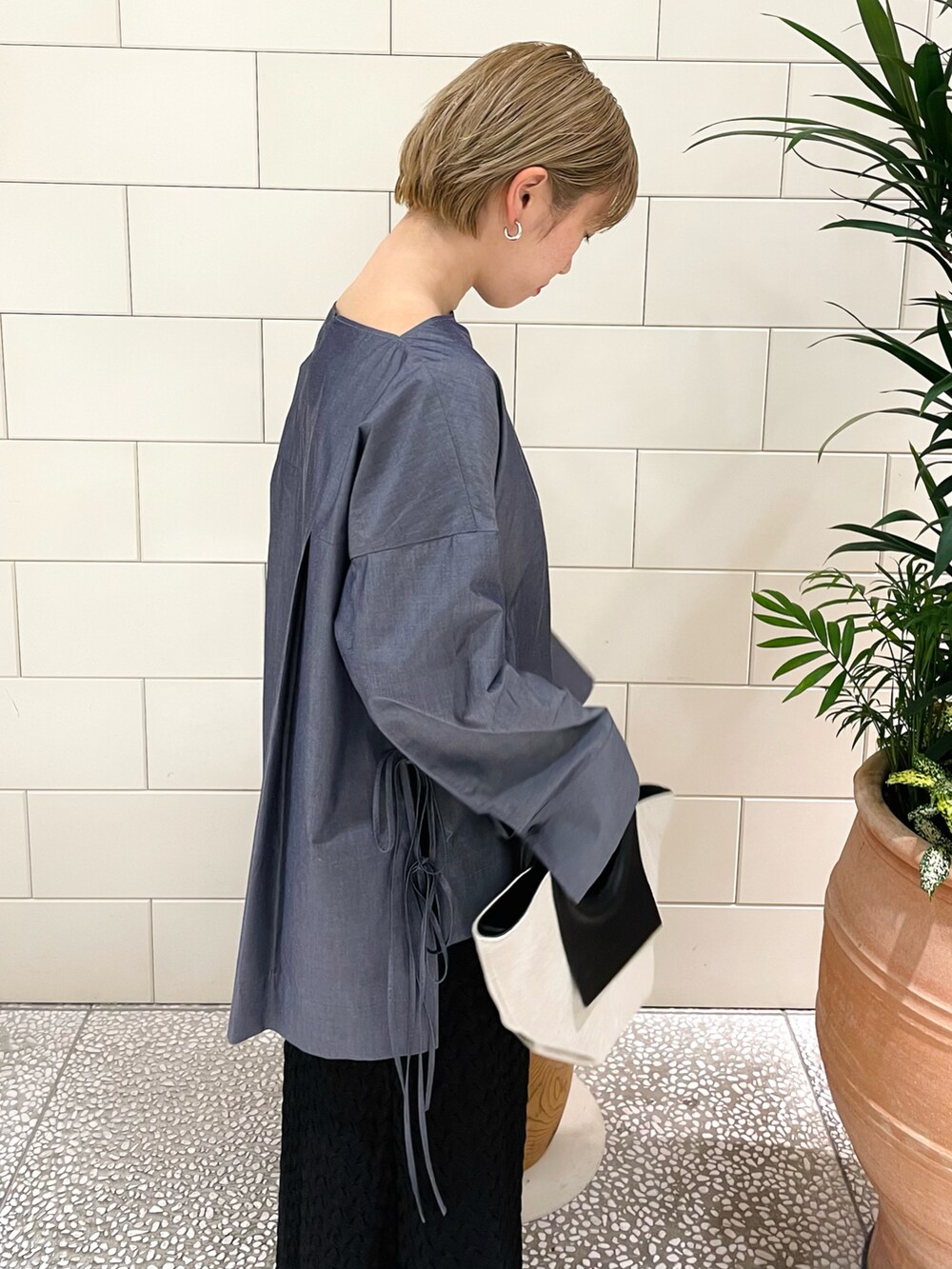 「ブラウス、ミニバッグ、レース、タイトスカート、リボン、サンダル、きれいめカジュアル、大人カジュアル、春服、スカート、シャツスタイル」｜「URBAN RESEARCH ROSSOのレースナロースカート（スカート、ブラック系）」を使った、MINAMIさん（レディース・158cm）の春コーディネートの5枚目の写真