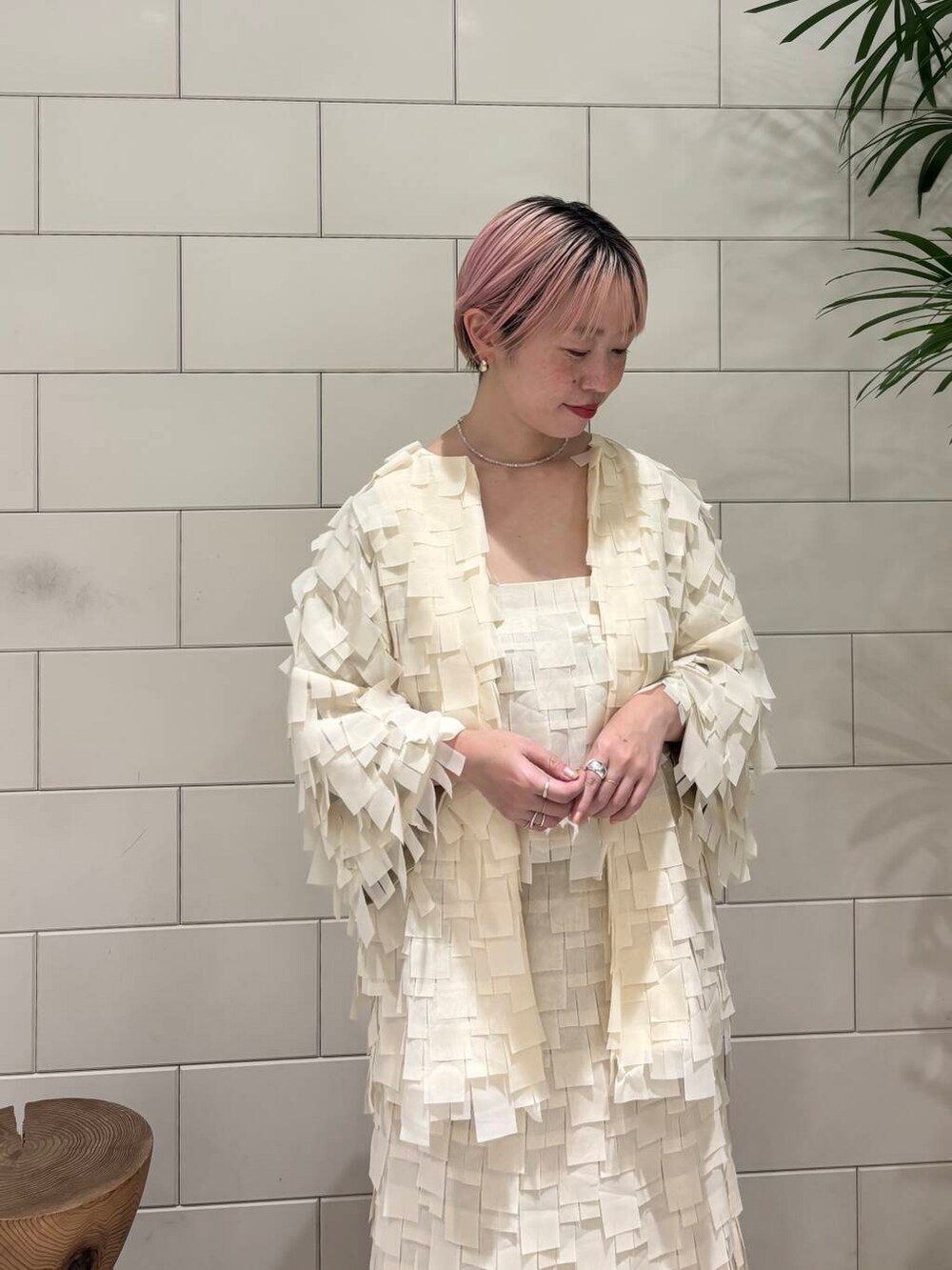 ホワイト系のパンプス、ホワイト系のテーラードジャケット、ベージュ系のスカートを着用したレディースの冬コーディネートの4枚目の写真