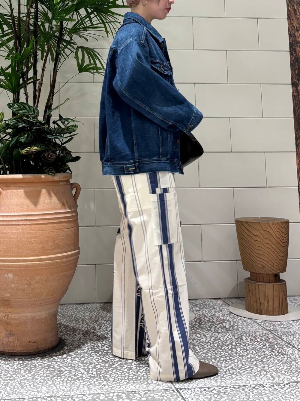 「lee、大人カジュアル、デニム、カジュアル、URBANRESEARCH、春コーデ、newarrival、休日スタイル、骨格ウェーブ、春カラーコーデ、ウェーブ×ブルベ夏、ここでしか手に入らない別注アイテム、私のイチ推しブランド、過ごしやすい」｜「URBAN RESEARCHのdecor『デコール』　Heartchain Necklace（ネックレス、シルバー系）」を使った、MINAMIさん（レディース・158cm）の春コーディネートの3枚目の写真