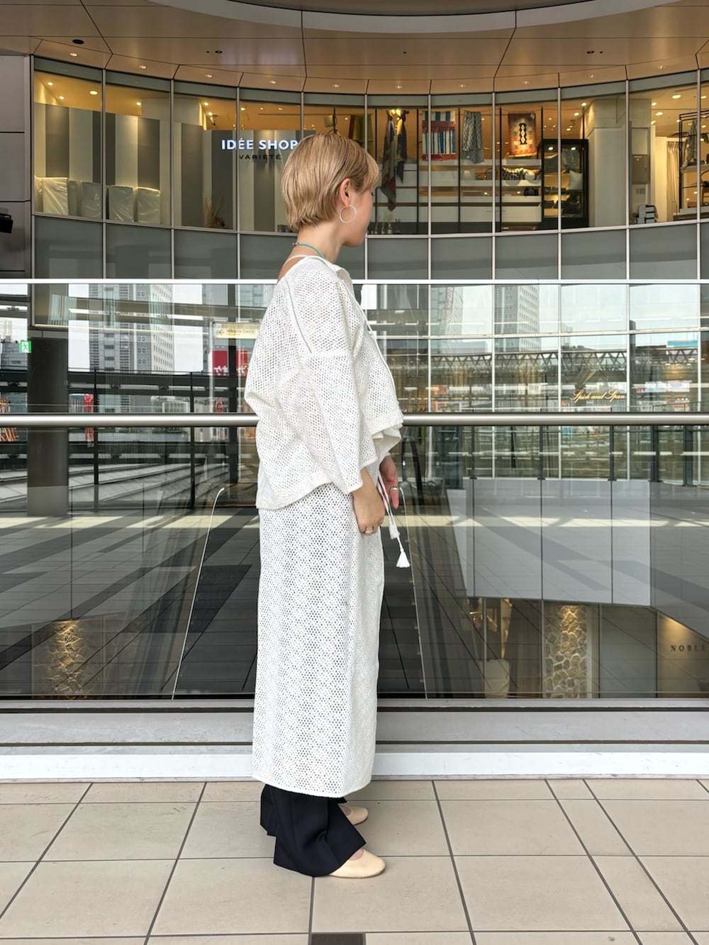 「春のNewスタイル、休日スタイル、春色、淡色コーデ、韓国ファッション、セットアップ、レイヤードスタイル」｜「URBAN RESEARCHのインドコットンレースブラウス（シャツ/ブラウス、ホワイト系）」を使った、MINAMIさん（レディース・158cm）の春コーディネートの2枚目の写真