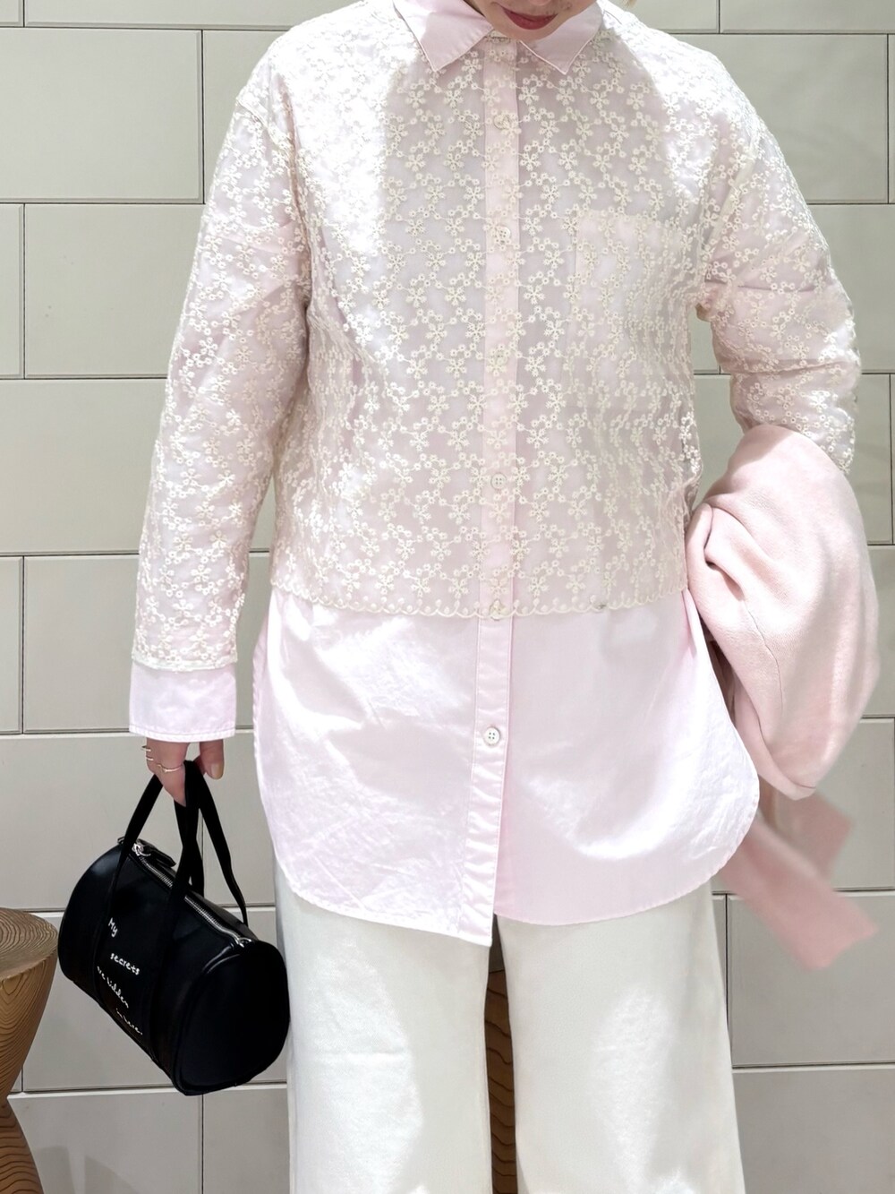 ピンク系のシャツ/ブラウス、ピンク系のニット/セーター、ホワイト系のシャツ/ブラウスを着用したレディースの冬コーディネートの2枚目の写真