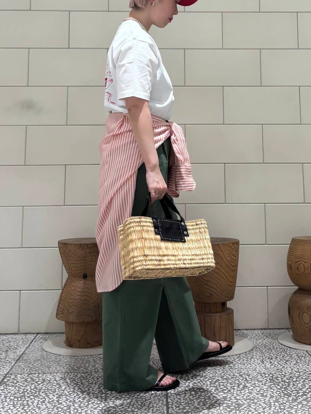 グリーン系のその他パンツ、ブラック系のかごバッグ、ブラック系のサンダルを着用したレディースの夏コーディネートの2枚目の写真