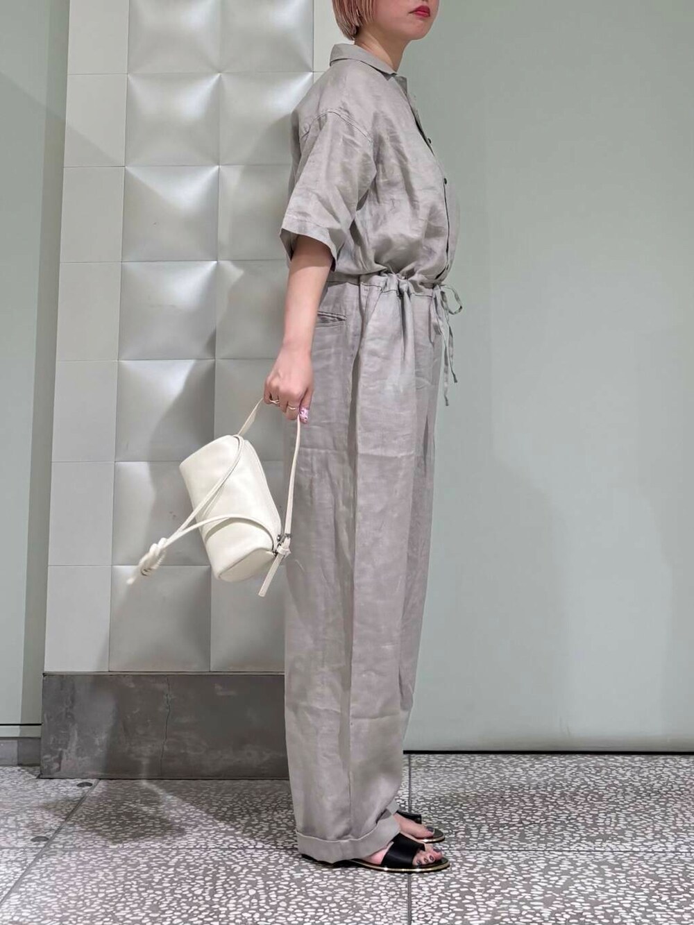 グレー系のサロペット/オーバーオール、ホワイト系のショルダーバッグを着用したレディースの夏コーディネートの2枚目の写真