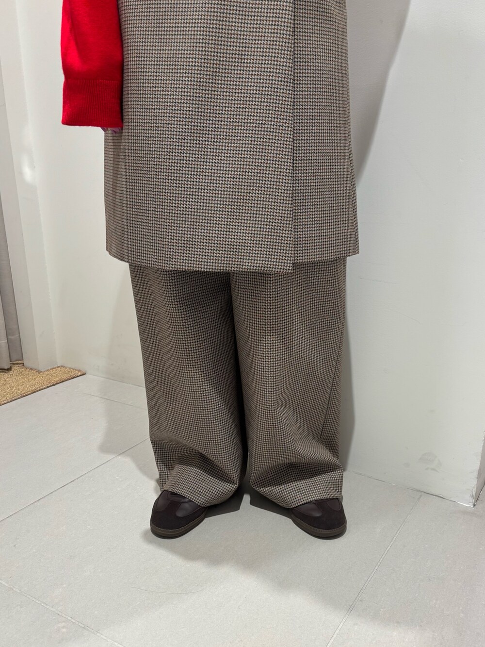 ブラウン系のスニーカー、グレー系のその他パンツ、グレー系のスカートを着用したレディースの秋コーディネートの2枚目の写真