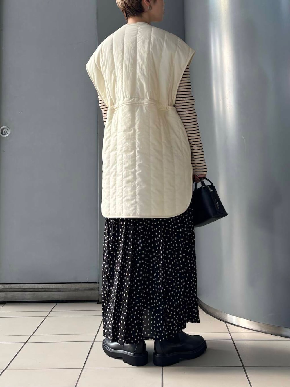 「ブーツ、デートコーデ、カジュアルコーデ、URBANRESEARCH、newarrival、レイヤードコーデ、ブルベ夏、骨格ウェーブ、秋のお出かけコーデ、ウェーブ×ブルベ夏、私のイチ推しブランド、盛夏から晩夏へスイッチコーデ、ウェーブ×カジュアル、ウェーブ×着やせ、私の推し新作アイテム」|「URBAN RESEARCHのタンクソールサイドゴアブーツ(ブーツ、ブラック系)」を使った、MINAMIさん(レディース・158cm)の秋コーディネートの3枚目の写真