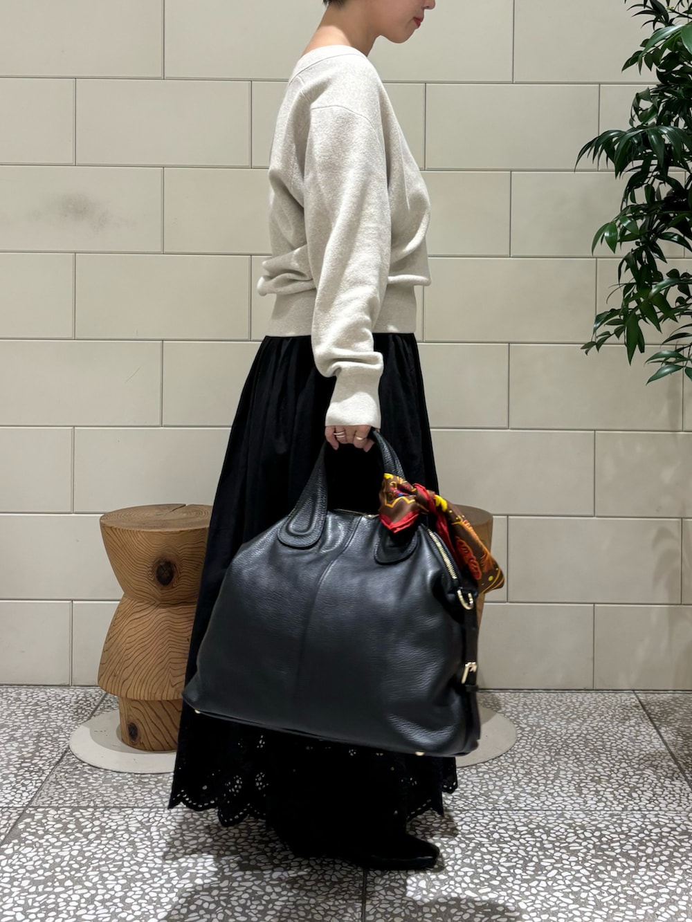 「秋っぽコーデ更新中、ボストンバッグ、ロングスカート、秋コーデ、ブーツ、デートコーデ、レース」｜「URBAN RESEARCHのBROSコットンVネックニット（ニット/セーター、ベージュ系）」を使った、MINAMIさん（レディース・158cm）の秋コーディネートの2枚目の写真
