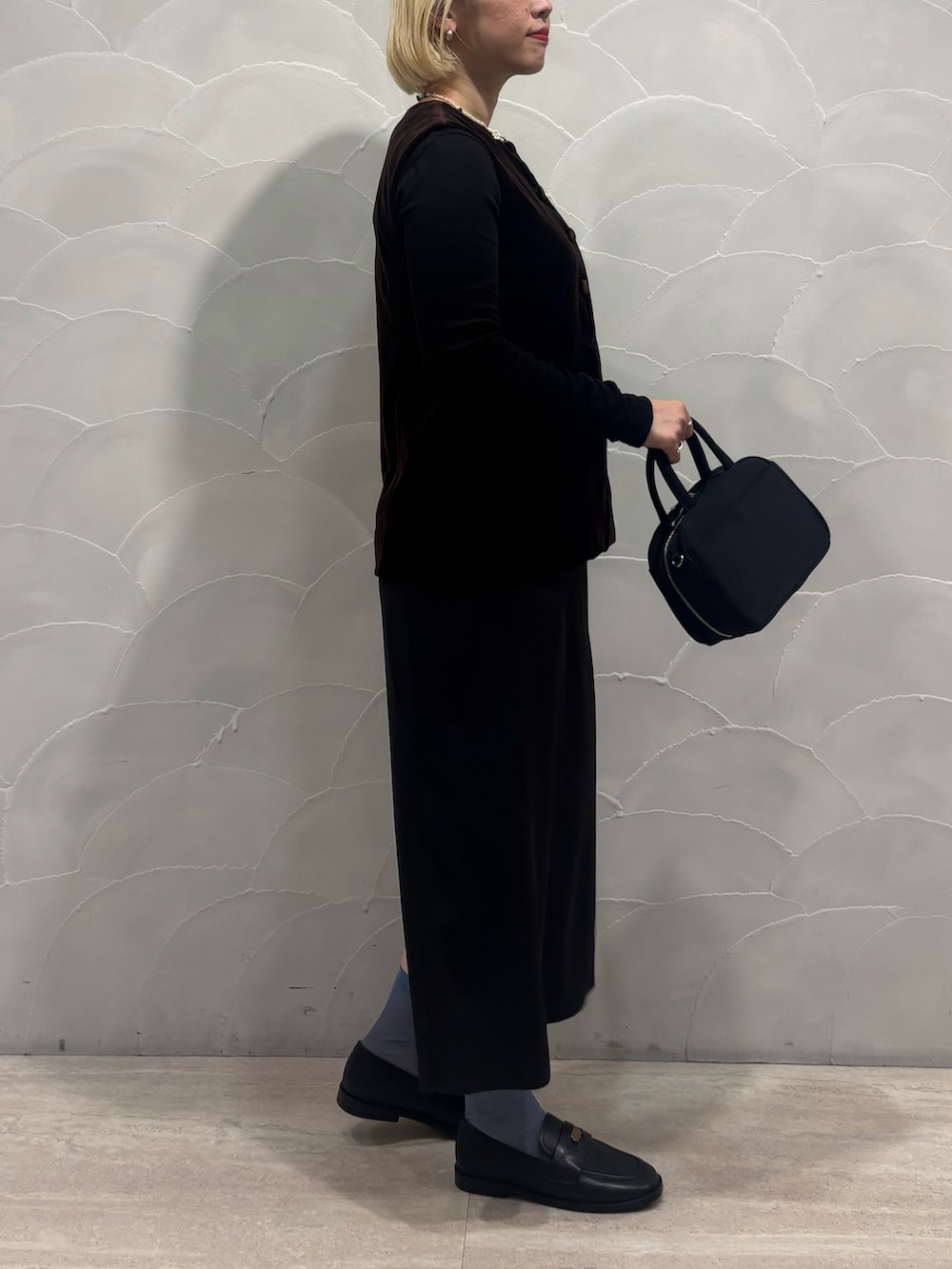 「ブラウン、秋服準備はじめました、きれいめカジュアル、シンプルコーデ、ベスト、最旬ブラウンコーデ、オトナカジュアル、大人かわいい、おでかけコーデ、ベロア、ジレ」｜「URBAN RESEARCHのマーベルトストレートミディスカート（スカート、ブラック系）」を使った、MINAMIさん（レディース・158cm）の夏コーディネートの3枚目の写真