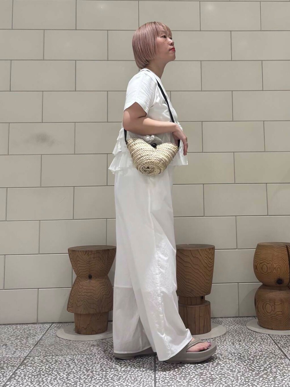 ベージュ系のサンダル、ホワイト系のシャツ/ブラウス、ホワイト系のその他パンツを着用したレディースの夏コーディネートの2枚目の写真