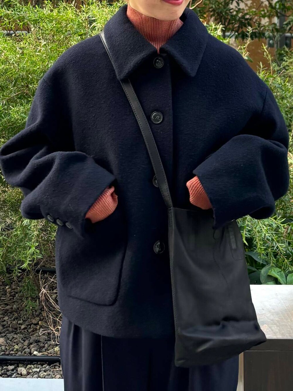 ホワイト系のスニーカー、オレンジ系のニット/セーター、ブルー系のその他パンツを着用したレディースの秋コーディネートの3枚目の写真