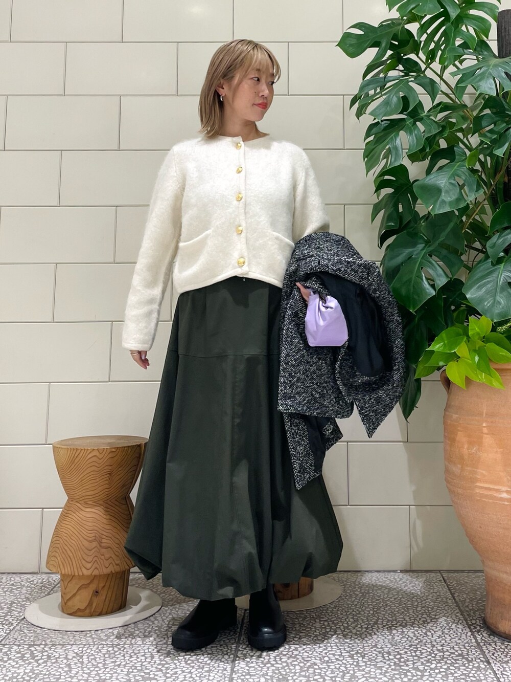 「新星WEARISTAにエントリー、韓国ファッション、冬アウター、休日スタイル、ホワイトコーデ、クリスマスに着たい服、マイベストコーデ2023、お出かけコーデ、きれいめカジュアル」｜「URBAN RESEARCHのアルパカシャギーGOLDボタンカーディガン（トップス、ホワイト系）」を使った、MINAMIさん（レディース・158cm）の冬コーディネートの4枚目の写真