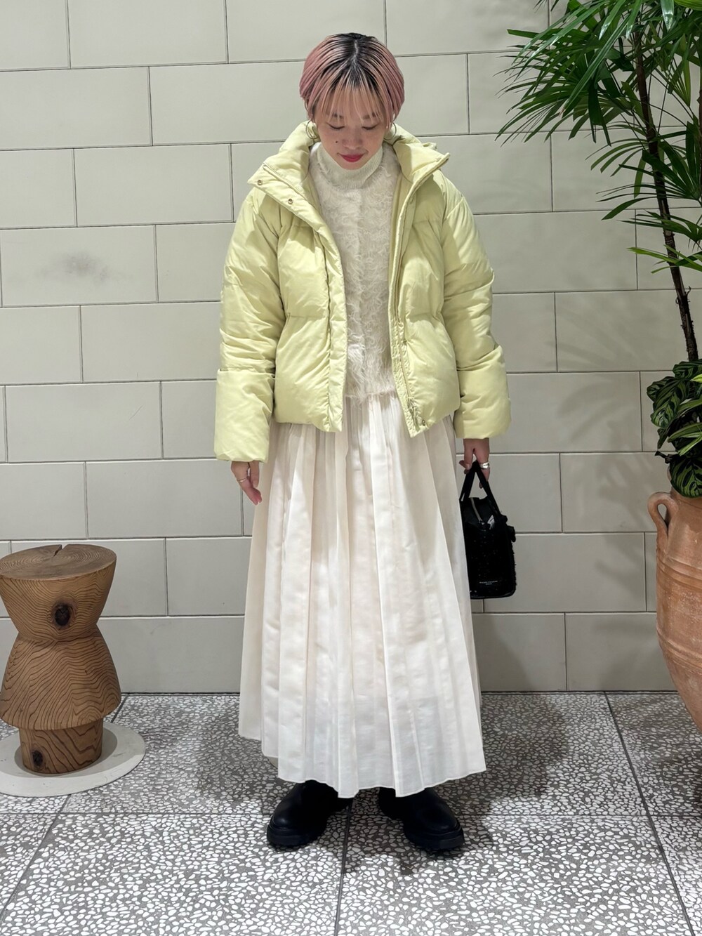 「淡色コーデ、冬アウター、大人コーデ、シンプル、オトナカワイイ、大人かわいい、スカートスタイル、ダウン」｜「URBAN RESEARCHのカラーシャギーニットカーディガン（カーディガン/ボレロ、ホワイト系）」を使った、MINAMIさん（レディース・158cm）の冬コーディネートの2枚目の写真