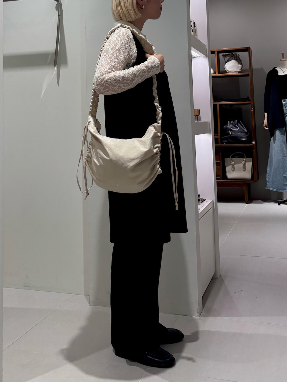 「ショルダーバッグ、秋服準備はじめました、シアートップス、ワンピース、シンプルコーデ、お出かけコーデ、レイヤードスタイル、初秋のパンツスタイル、オトナカジュアル、大人かわいい、st2508」｜「URBAN RESEARCHのMIMAI　CALF LEATHER LOAFER（ローファー、ブラック系）」を使った、MINAMIさん（レディース・158cm）の夏コーディネートの2枚目の写真