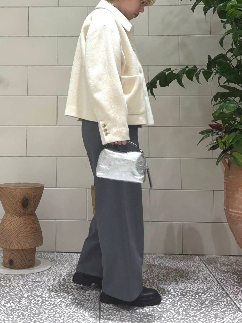 ホワイト系のニット/セーター、ホワイト系のその他アウター、グレー系のベストを着用したレディースの秋コーディネートの2枚目の写真