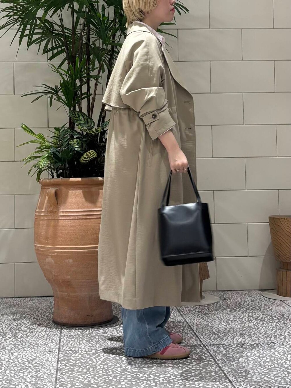 「大人カジュアル、デニム、きれいめカジュアル、URBANRESEARCH、トレンチコート、newarrival、骨格ウェーブ、ウェーブ×ブルベ夏、ここでしか手に入らない別注アイテム、春アウターコーデ」｜「かぐれのフェードデニムイージーパンツ（デニムパンツ、ブルー系）」を使った、MINAMIさん（レディース・158cm）の春コーディネートの4枚目の写真