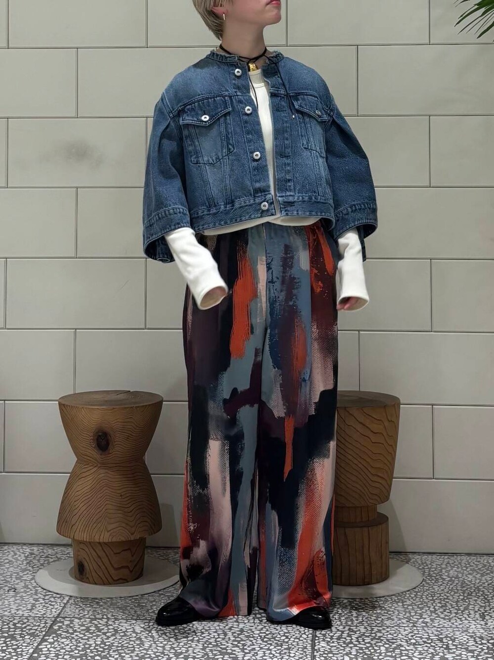 ピンク系のその他パンツ、ホワイト系のTシャツ/カットソー、ブルー系のデニムジャケットを着用したレディースの冬コーディネートの4枚目の写真