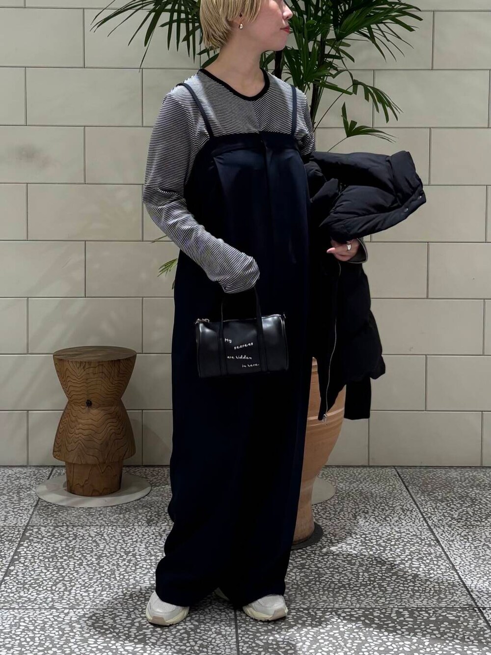 「デートコーデ、冬コーデ、URBANRESEARCH、ダウン、スニーカーコーデ、newarrival、ブルベ夏、骨格ウェーブ、ウェーブ×ブルベ夏」｜「NIKEのNIKE　V2K RUN（スニーカー、ホワイト系）」を使った、MINAMIさん（レディース・158cm）の冬コーディネートの2枚目の写真