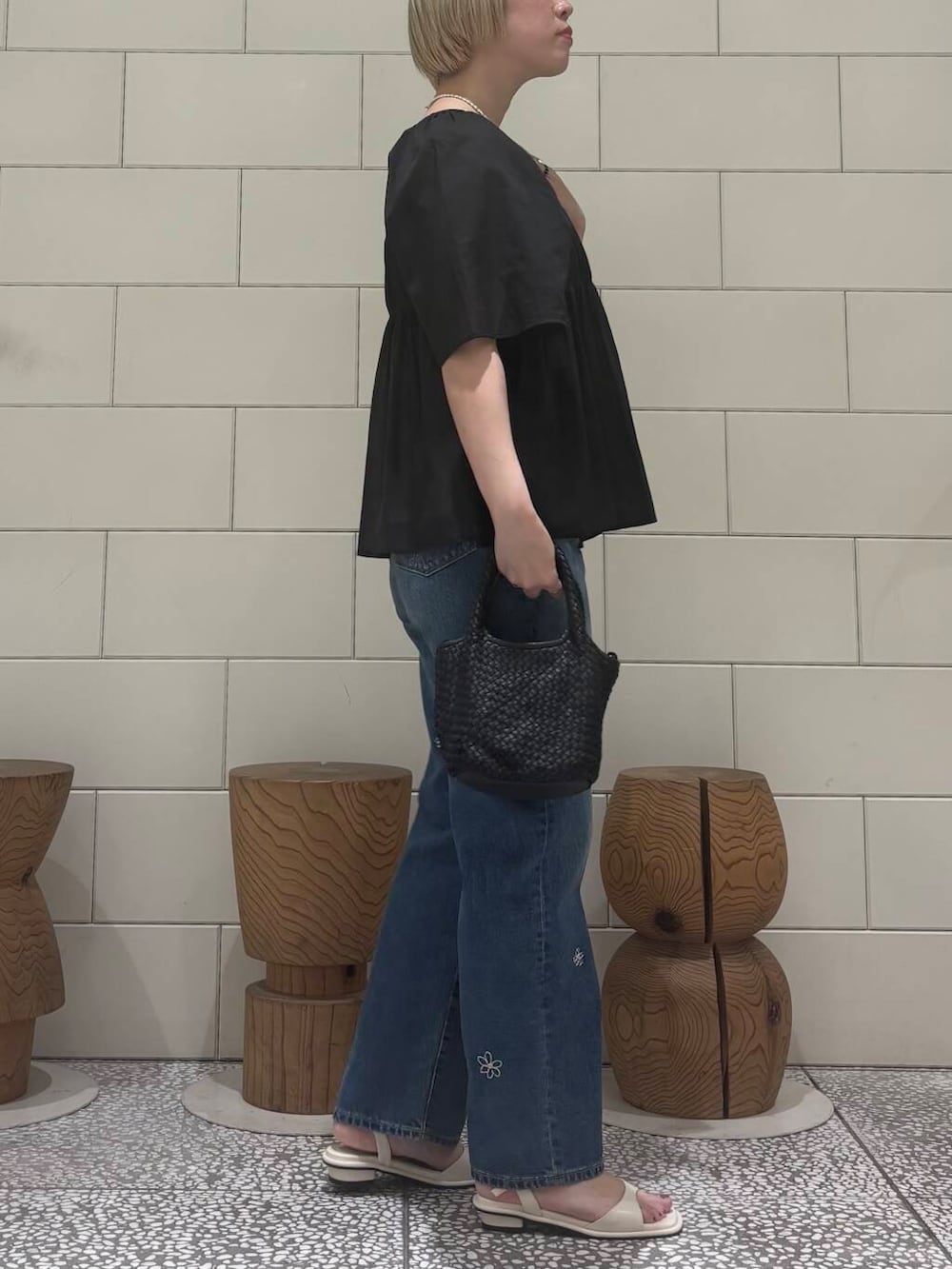 「大人カジュアル、デニム、URBANRESEARCH、シンプルコーデ、サンダル、パンツスタイル、newarrival、休日スタイル、シアートップス、お出かけコーデ、骨格ウェーブ、ウェーブ×ブルベ夏、ここでしか手に入らない別注アイテム、私の推しデニムスタイル」｜「URBAN RESEARCHのdecor『デコール』　Hematite Pearl Choker（ネックレス、シルバー系）」を使った、MINAMIさん（レディース・158cm）の春コーディネートの2枚目の写真
