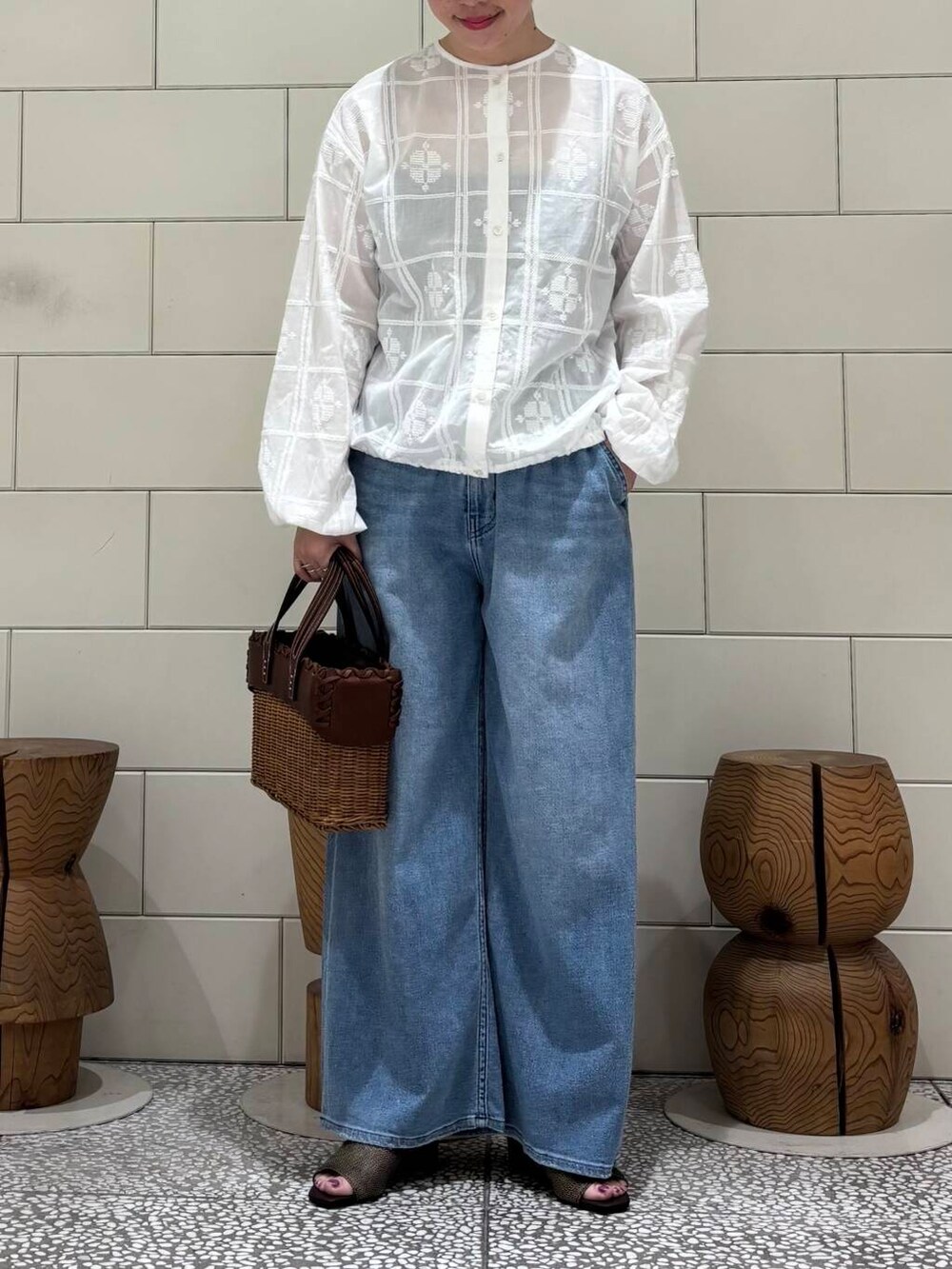 「大人カジュアル、URBANRESEARCH、かごバッグ、newarrival、休日スタイル、シアートップス、骨格ウェーブ、ウェーブ×ブルベ夏、ここでしか手に入らない別注アイテム、初夏のお出掛けコーデ、過ごしやすい」｜「URBAN RESEARCHの『別注』 MILLIWM×URBAN RESEARCH　オープントゥミュール（サンダル、ブラウン系）」を使った、MINAMIさん（レディース・158cm）の春コーディネートの2枚目の写真
