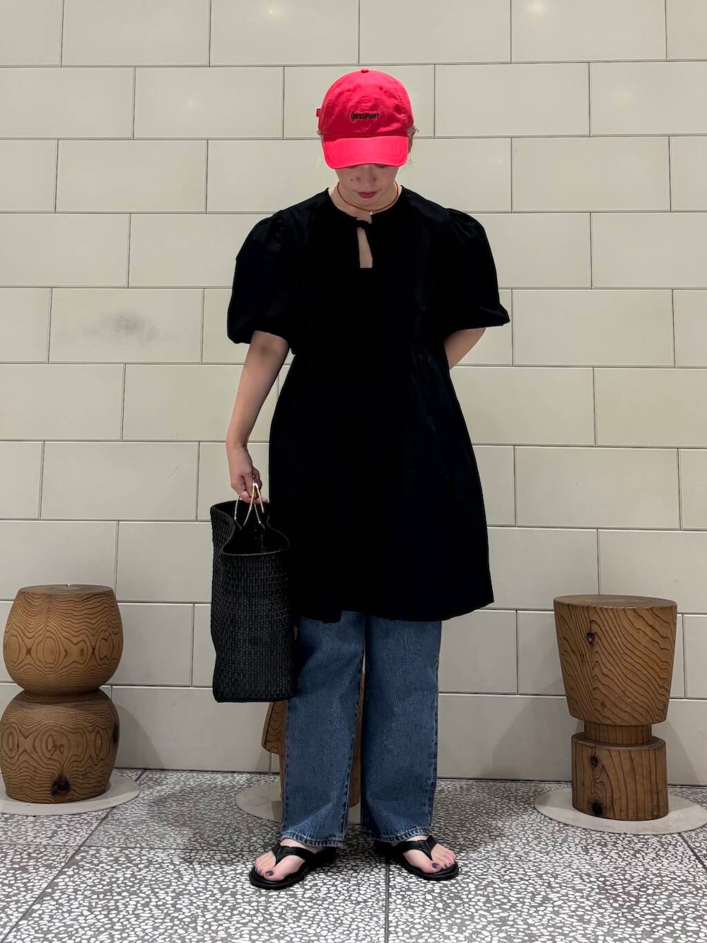 「大人カジュアル、デニム、URBANRESEARCH、シンプルコーデ、newarrival、休日スタイル、お出かけコーデ、ブラックコーデ、骨格ウェーブ、ウェーブ×ブルベ夏、夏のブラックコーデ、夏ルックで気分アップ」｜「Levi'sのLevi’s　Exclusive 501 90s ANKLE（デニムパンツ、ブルー系）」を使った、MINAMIさん（レディース・158cm）の夏コーディネートの2枚目の写真