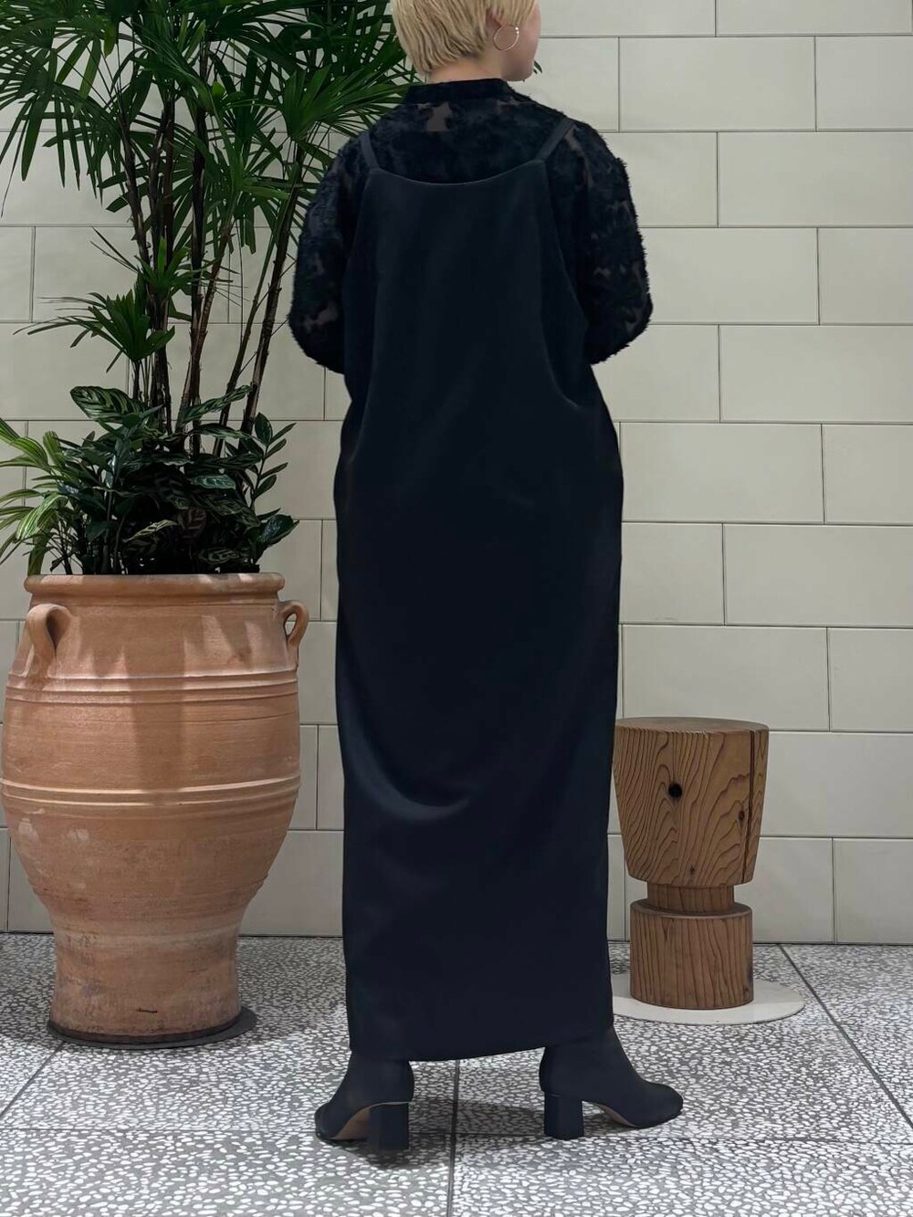 ブラック系のブーツ、ブラック系のシャツ/ブラウス、グレー系のワンピースを着用したレディースの冬コーディネートの3枚目の写真