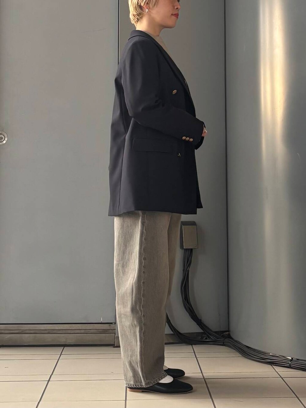 「デニム、ジャケットスタイル、URBANRESEARCH、ブラウス、フラットシューズ、テーラードジャケット、newarrival、淡色コーデ、ブルベ夏、骨格ウェーブ、ウェーブ×ブルベ夏、私の推しデニムスタイル」｜「URBAN RESEARCHのワイドカーブデニムパンツ（デニムパンツ、グリーン系）」を使った、MINAMIさん（レディース・158cm）の冬コーディネートの3枚目の写真