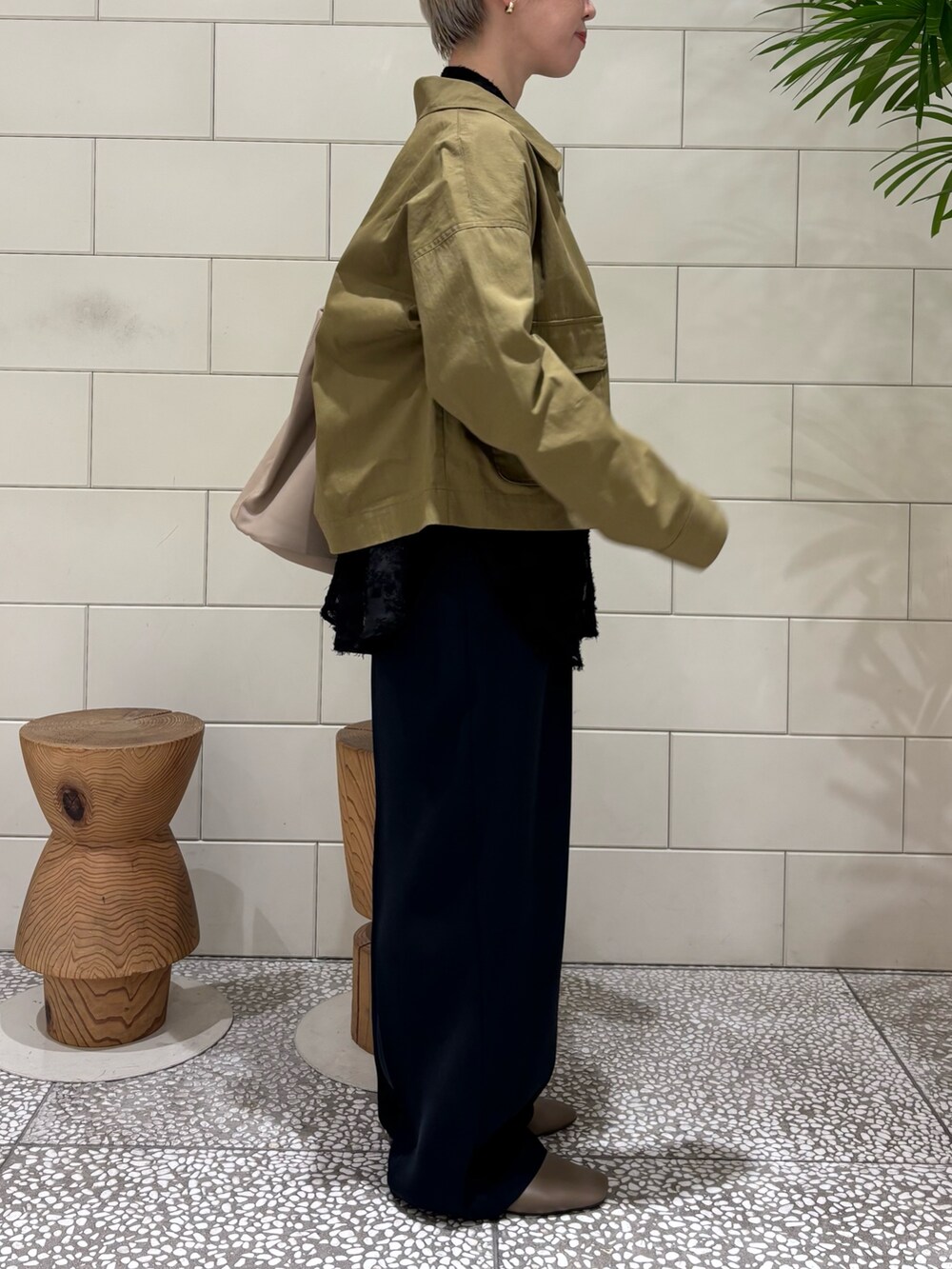 「カジュアルスタイル、大人可愛い、シンプル、大人コーデ、今日のコーデ、大人かわいい、パンツコーデ、レイヤードスタイル」｜「URBAN RESEARCHのコットンナイロンジップブルゾン（ブルゾン、グリーン系）」を使った、MINAMIさん（レディース・158cm）の冬コーディネートの2枚目の写真