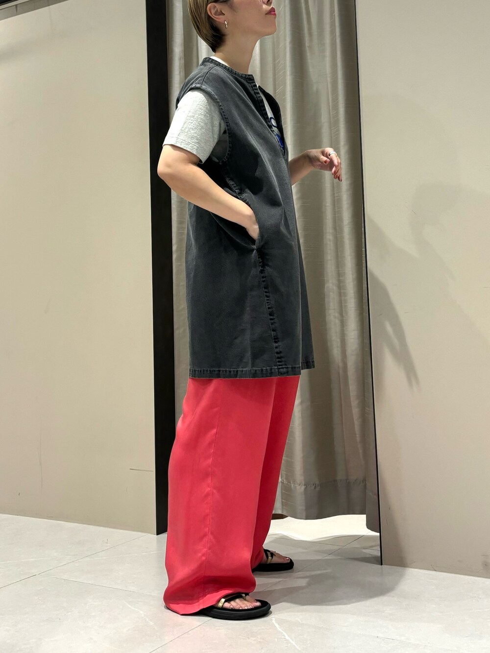 「レイヤードスタイル、デニム、韓国ファッション、シンプルスタイル、おしゃ見えテクニック」｜「MIXTAの『別注』Mixta×URBAN RESEARCH　TABBY CAT（Tシャツ/カットソー、グレー系）」を使った、MINAMIさん（レディース・158cm）の夏コーディネートの2枚目の写真