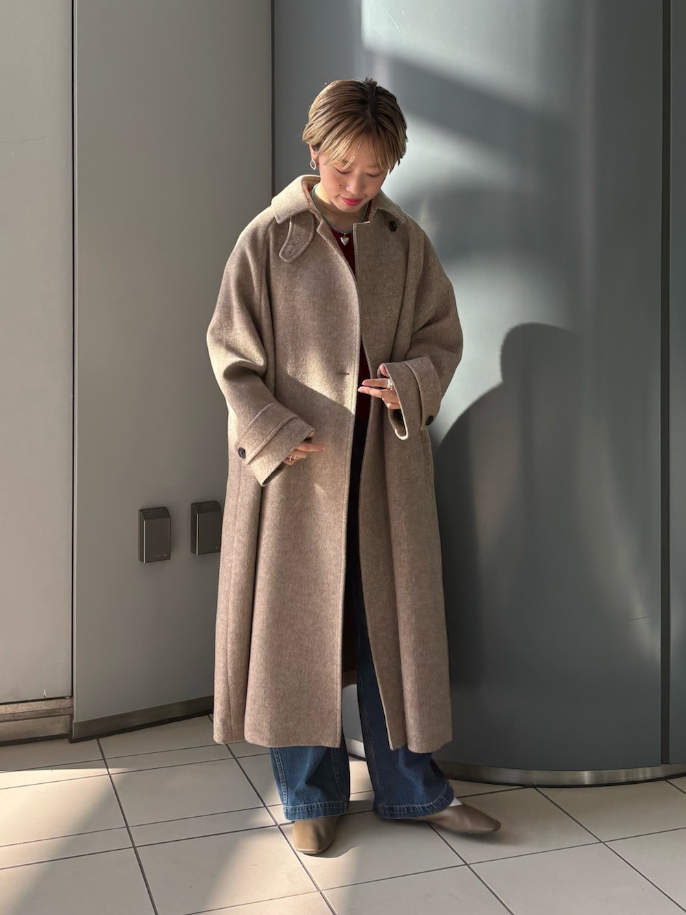 「お出かけコーデ、秋服準備はじめました、休日スタイル、きれいめカジュアル、コートスタイル、ロングコート」｜「URBAN RESEARCHのステンカラーロングコート（ステンカラーコート、ブラウン系）」を使った、MINAMIさん（レディース・158cm）の夏コーディネートの3枚目の写真